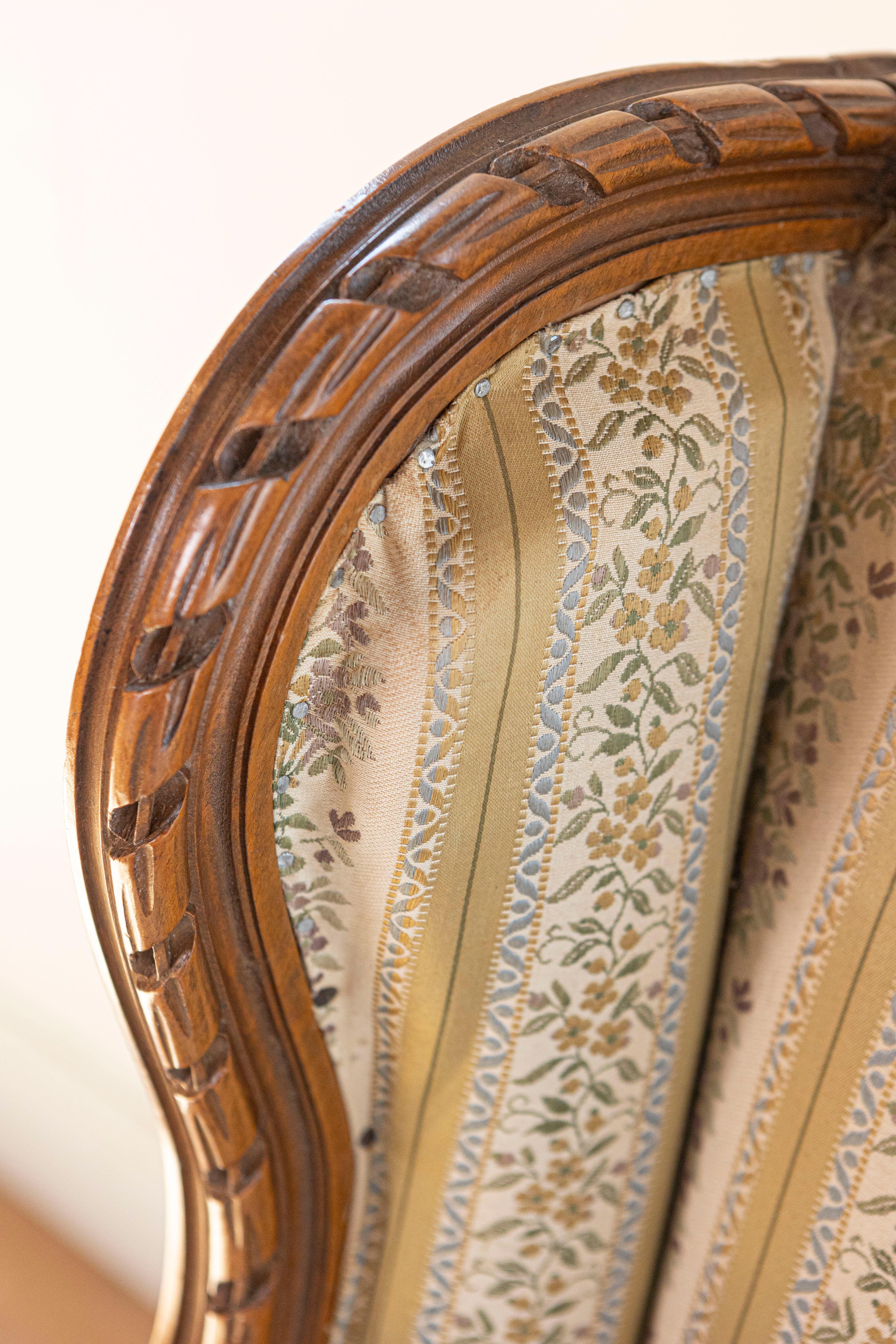 French Louis XVI Style 19th Century Walnut Bergère à Oreilles with Carved Roses For Sale 2