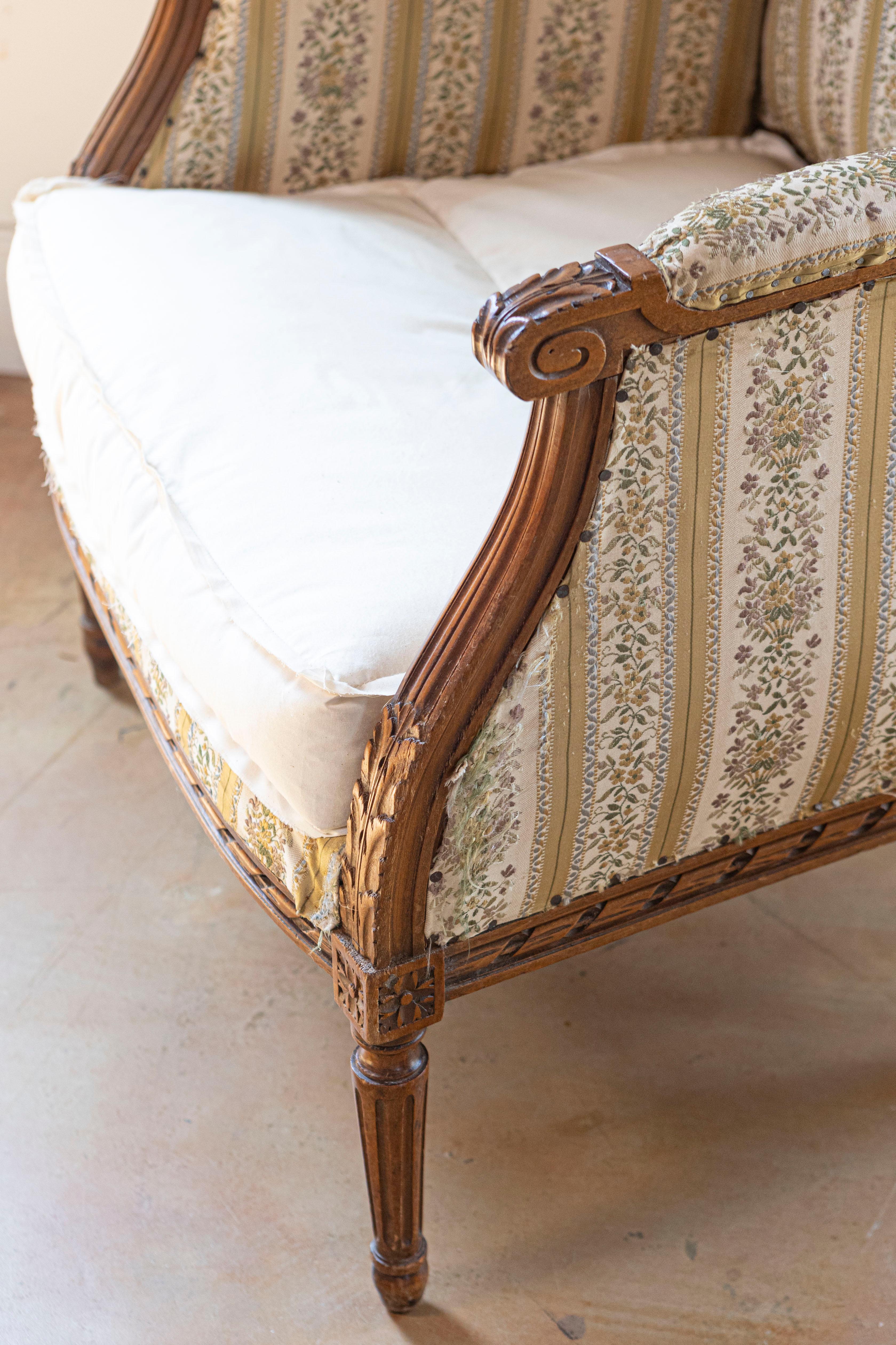 French Louis XVI Style 19th Century Walnut Bergère à Oreilles with Carved Roses For Sale 4
