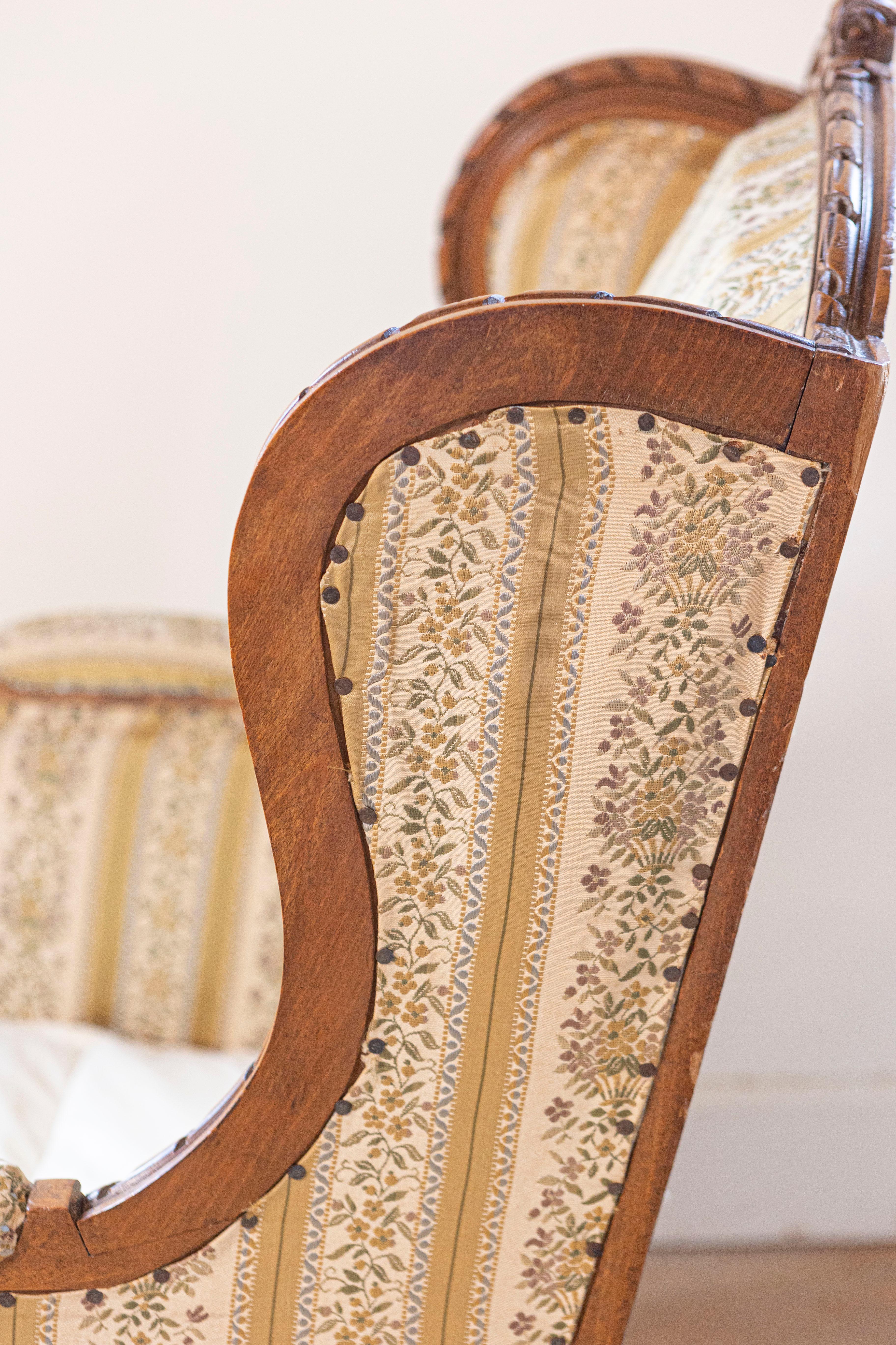 French Louis XVI Style 19th Century Walnut Bergère à Oreilles with Carved Roses For Sale 5
