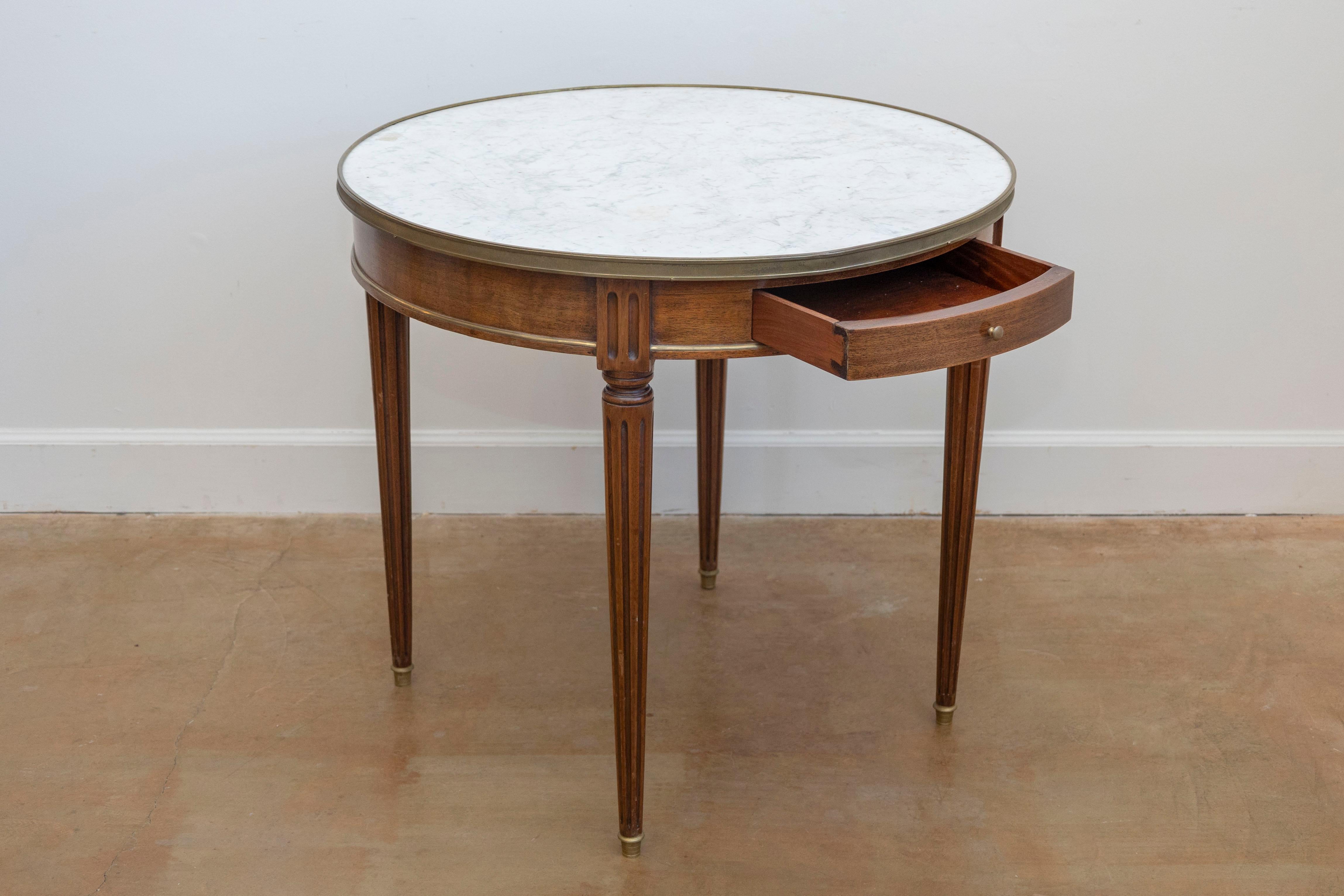 Mesa Bouillotte Francesa Estilo Luis XVI Siglo XIX de Nogal con Tapa de Mármol Francés en venta