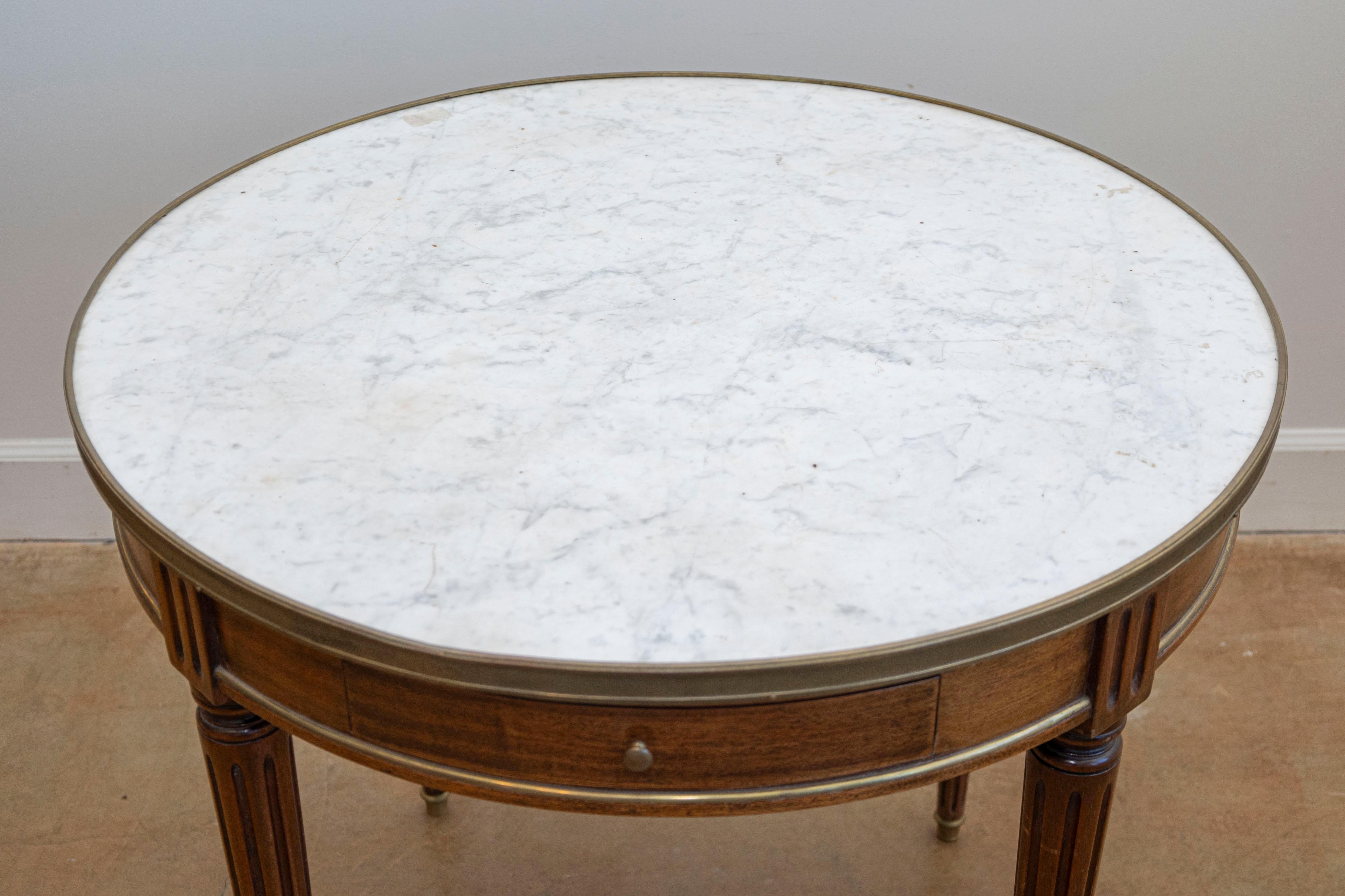 Mesa Bouillotte Francesa Estilo Luis XVI Siglo XIX de Nogal con Tapa de Mármol siglo XIX en venta