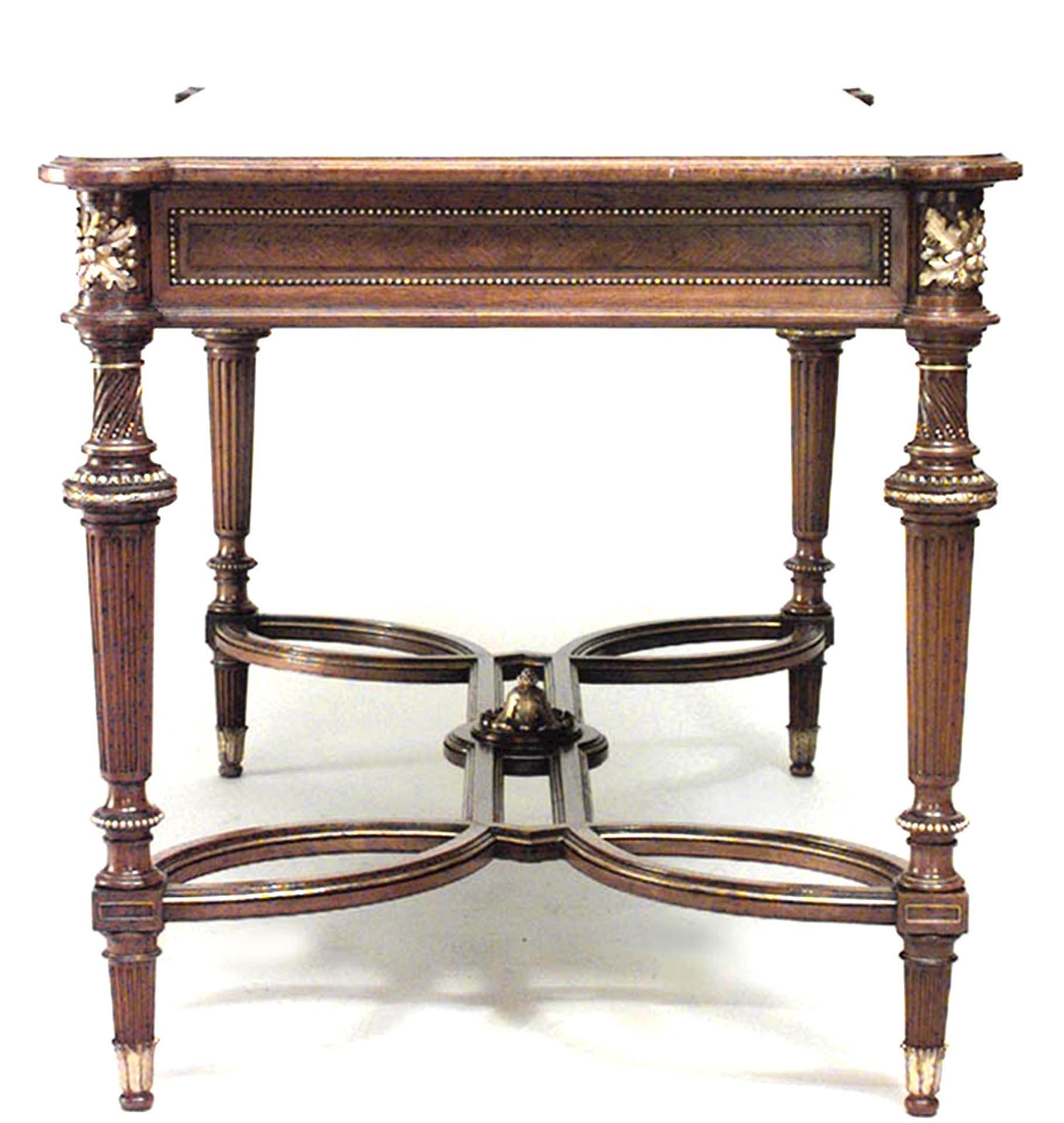 Français Table centrale française de style Louis XVI en noyer en vente