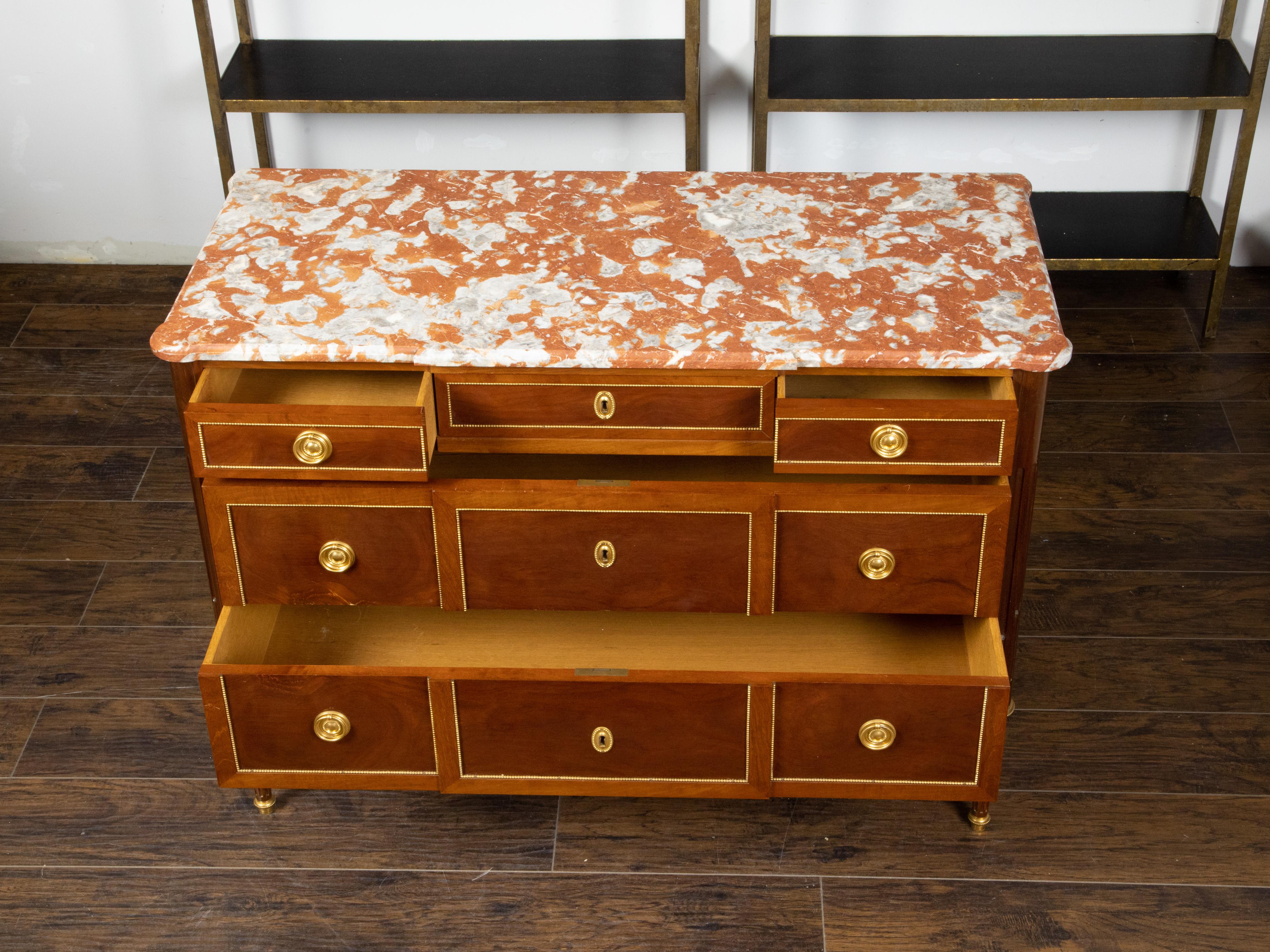 Dorato Commode francese in stile Luigi XVI del XIX secolo in legno di noce con piano in marmo rosso in vendita