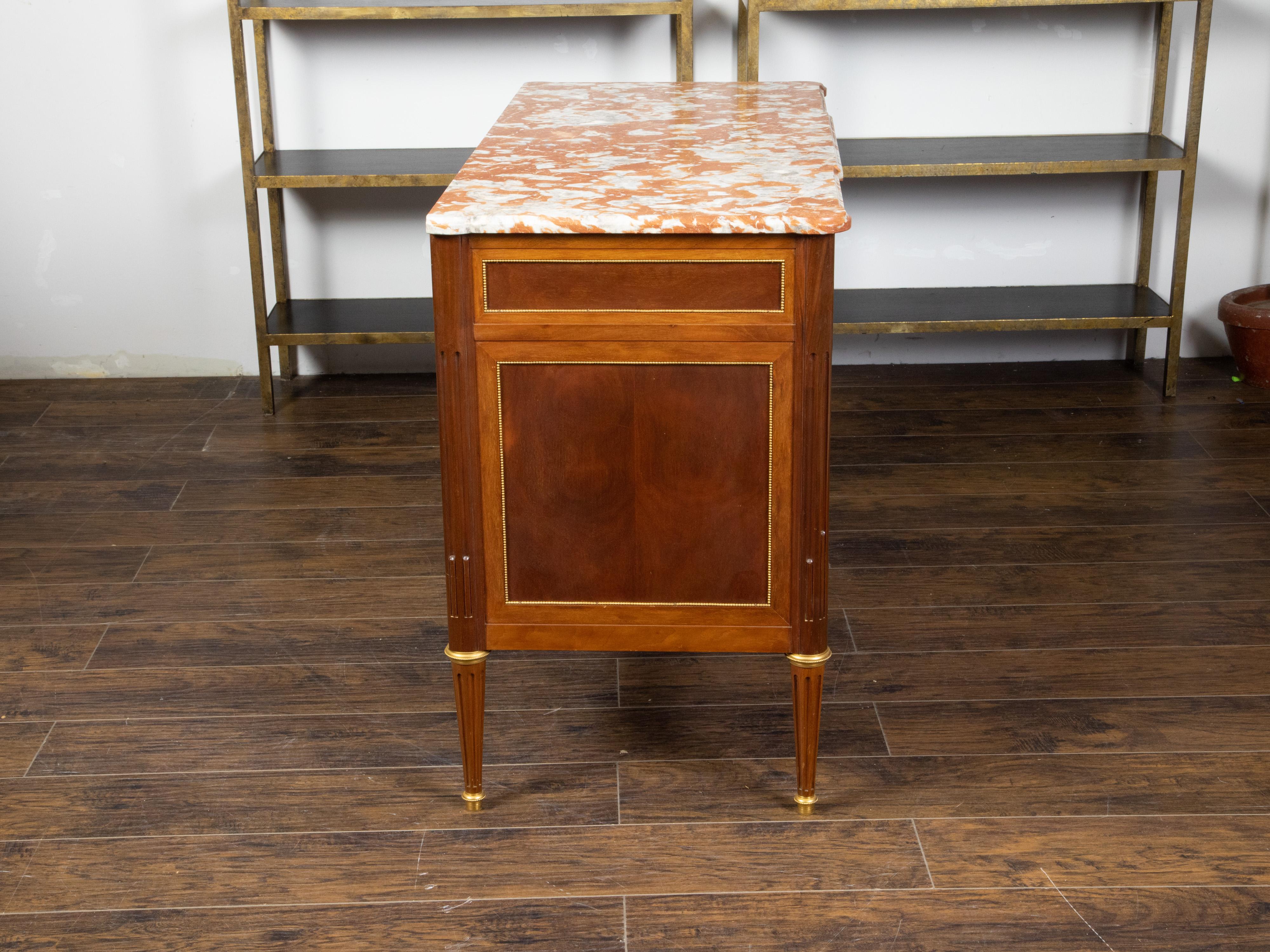 Commode francese in stile Luigi XVI del XIX secolo in legno di noce con piano in marmo rosso in vendita 1