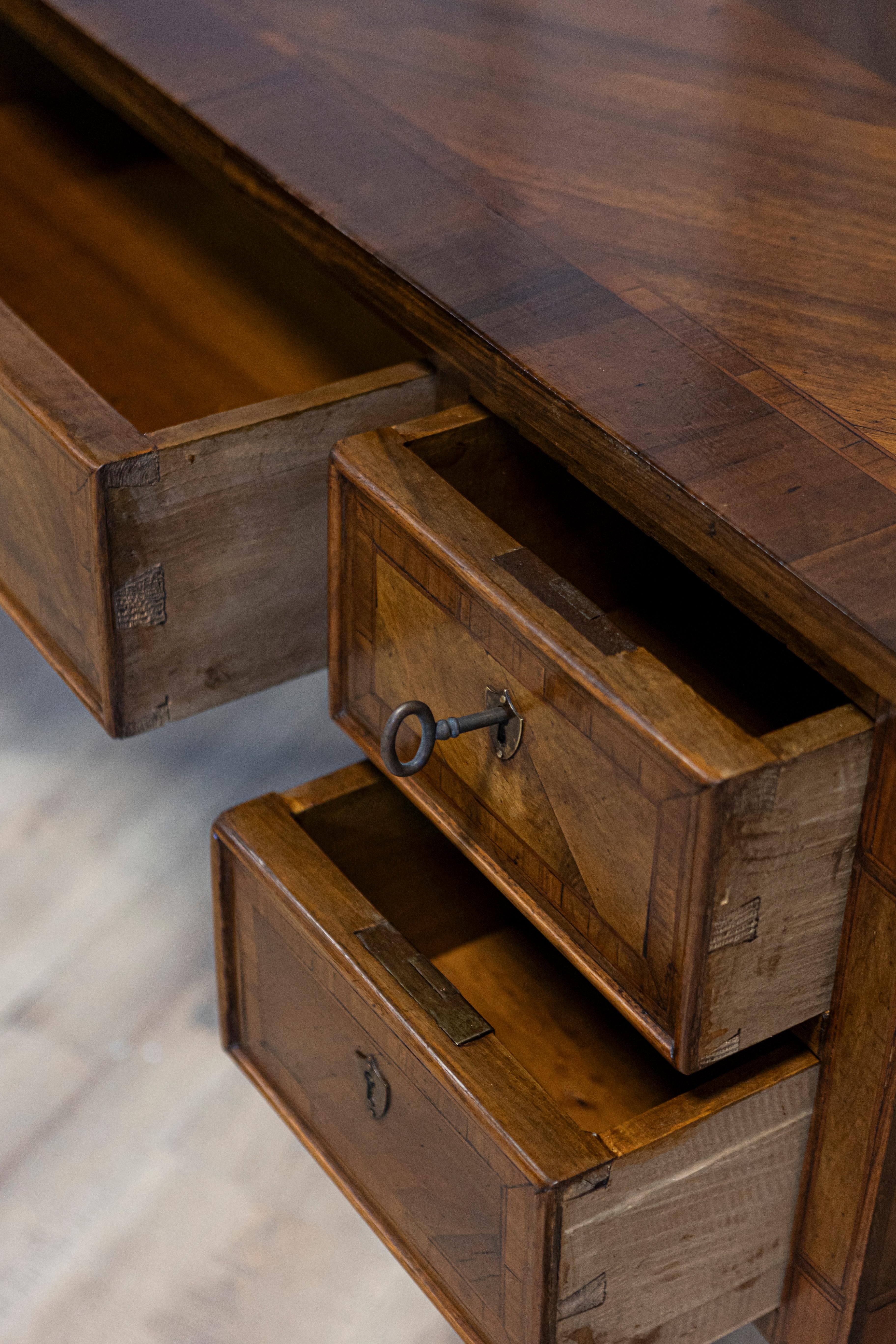Französischer Schreibtisch aus Nussbaumholz im Louis-XVI.-Stil des 19. Jahrhunderts mit Kreuzbändern und Intarsien im Angebot 3