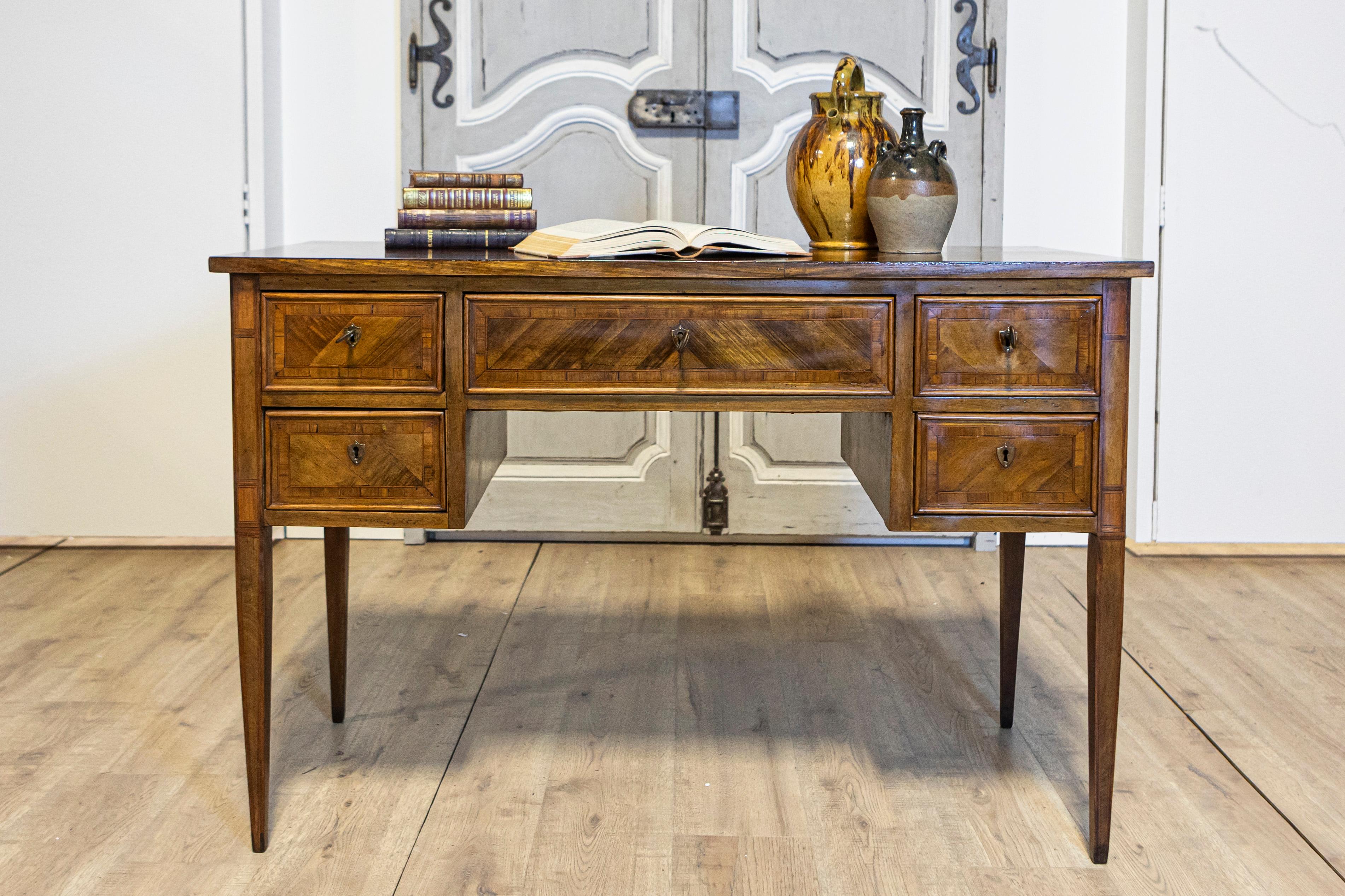 Französischer Schreibtisch aus Nussbaumholz im Louis-XVI.-Stil des 19. Jahrhunderts mit Kreuzbändern und Intarsien im Angebot 6