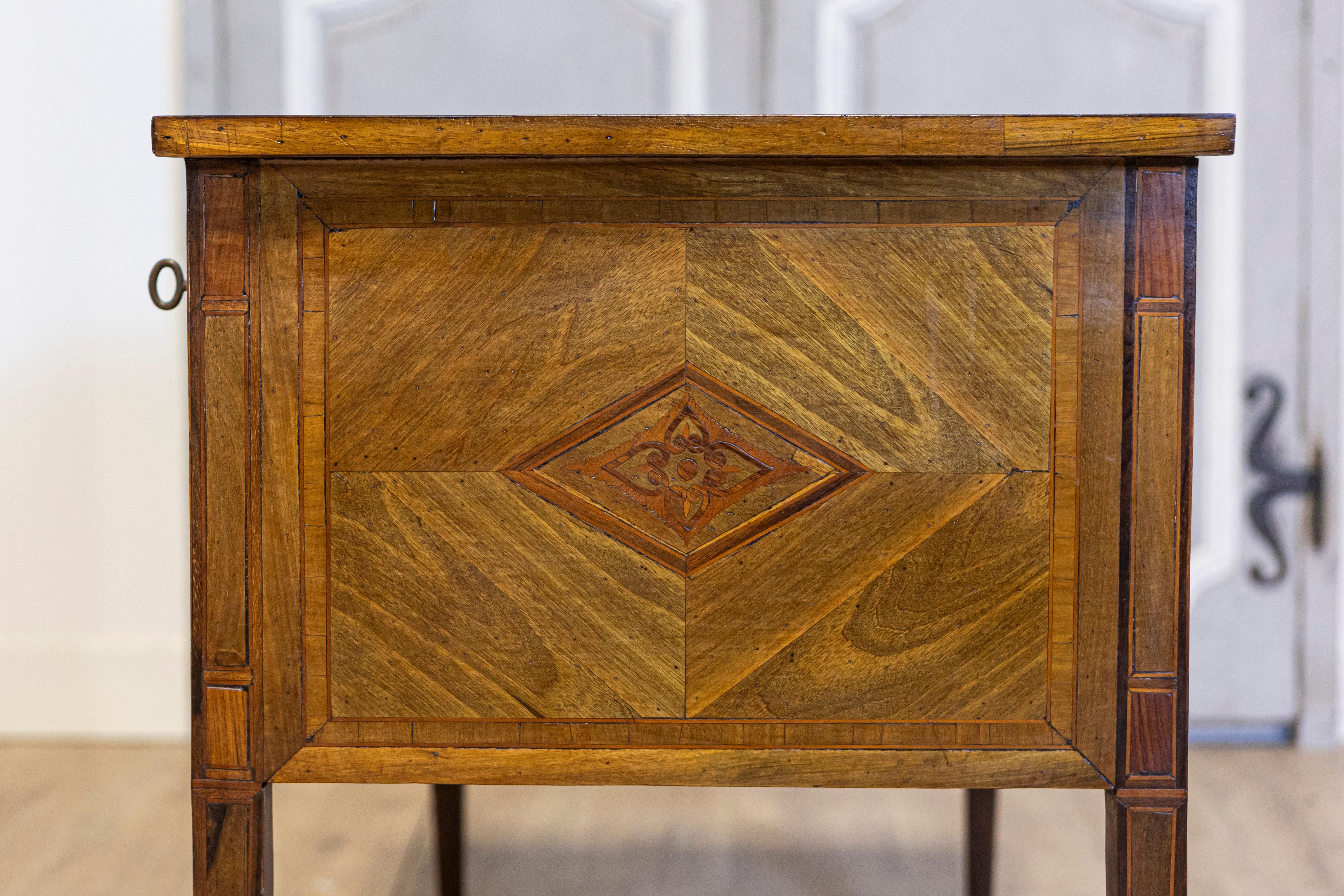 Französischer Schreibtisch aus Nussbaumholz im Louis-XVI.-Stil des 19. Jahrhunderts mit Kreuzbändern und Intarsien im Angebot 12