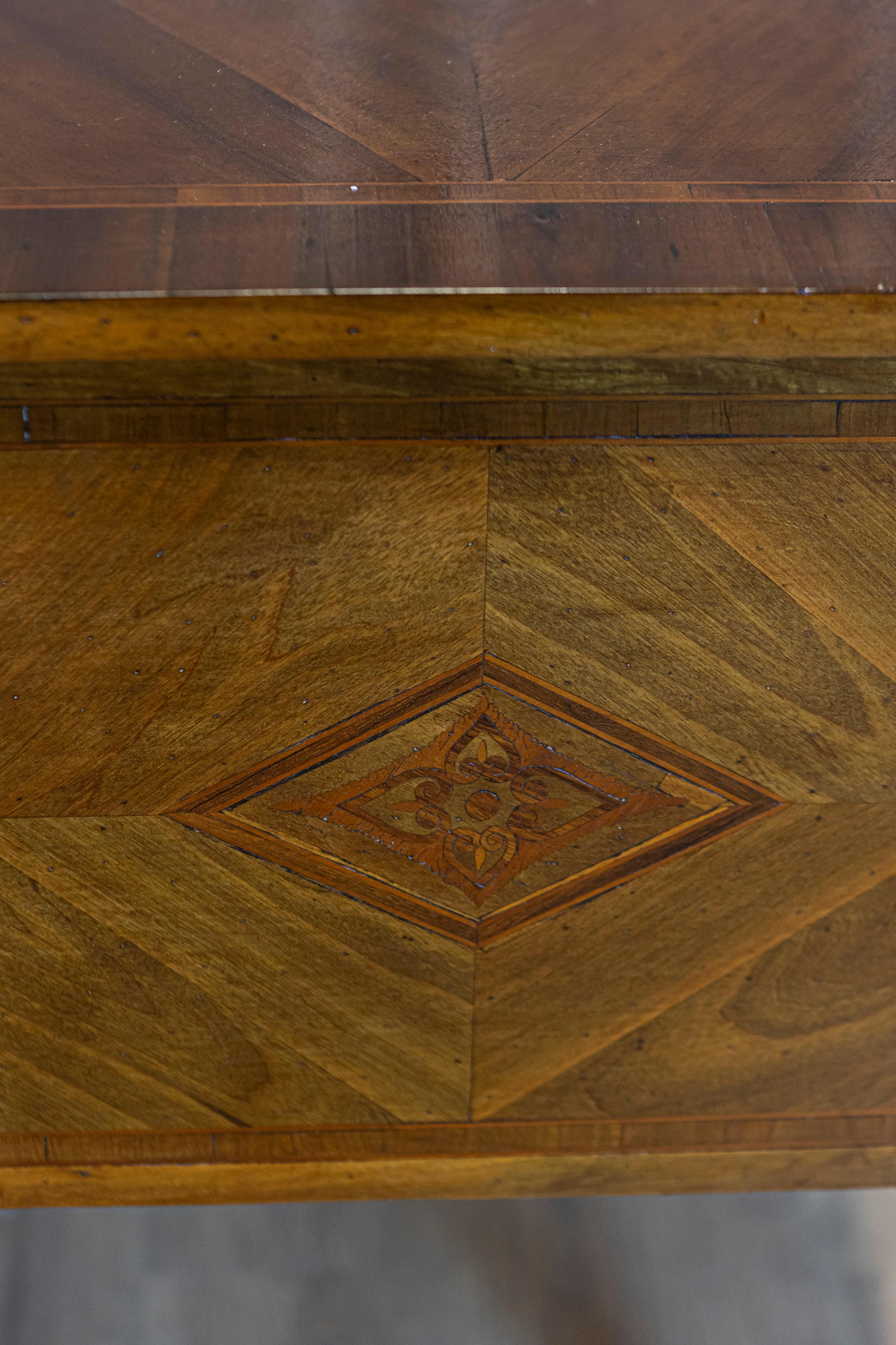 Französischer Schreibtisch aus Nussbaumholz im Louis-XVI.-Stil des 19. Jahrhunderts mit Kreuzbändern und Intarsien im Angebot 13