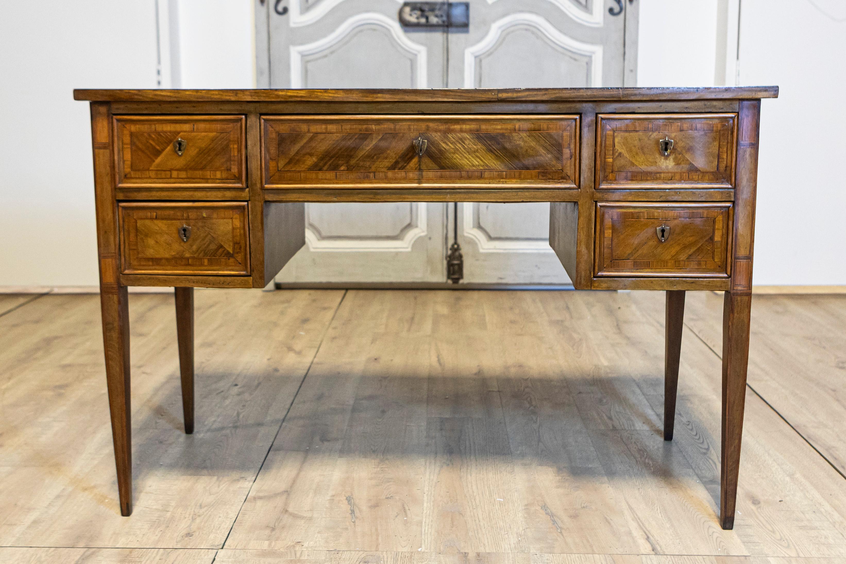 Französischer Schreibtisch aus Nussbaumholz im Louis-XVI.-Stil des 19. Jahrhunderts mit Kreuzbändern und Intarsien (Louis XVI.) im Angebot