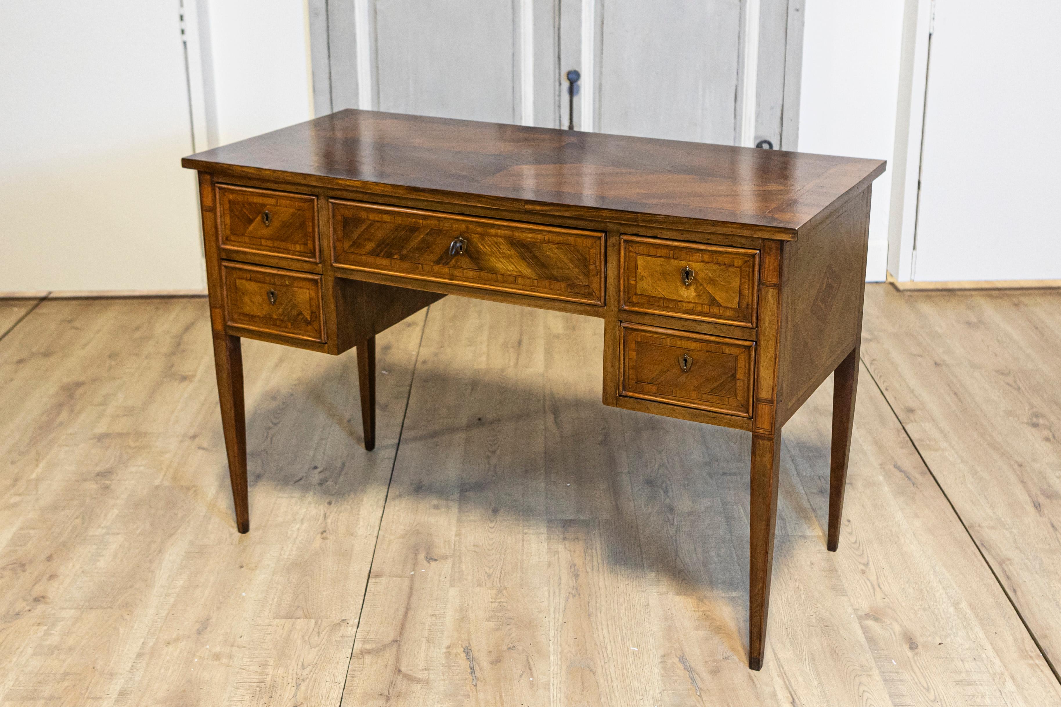 Französischer Schreibtisch aus Nussbaumholz im Louis-XVI.-Stil des 19. Jahrhunderts mit Kreuzbändern und Intarsien (Italienisch) im Angebot