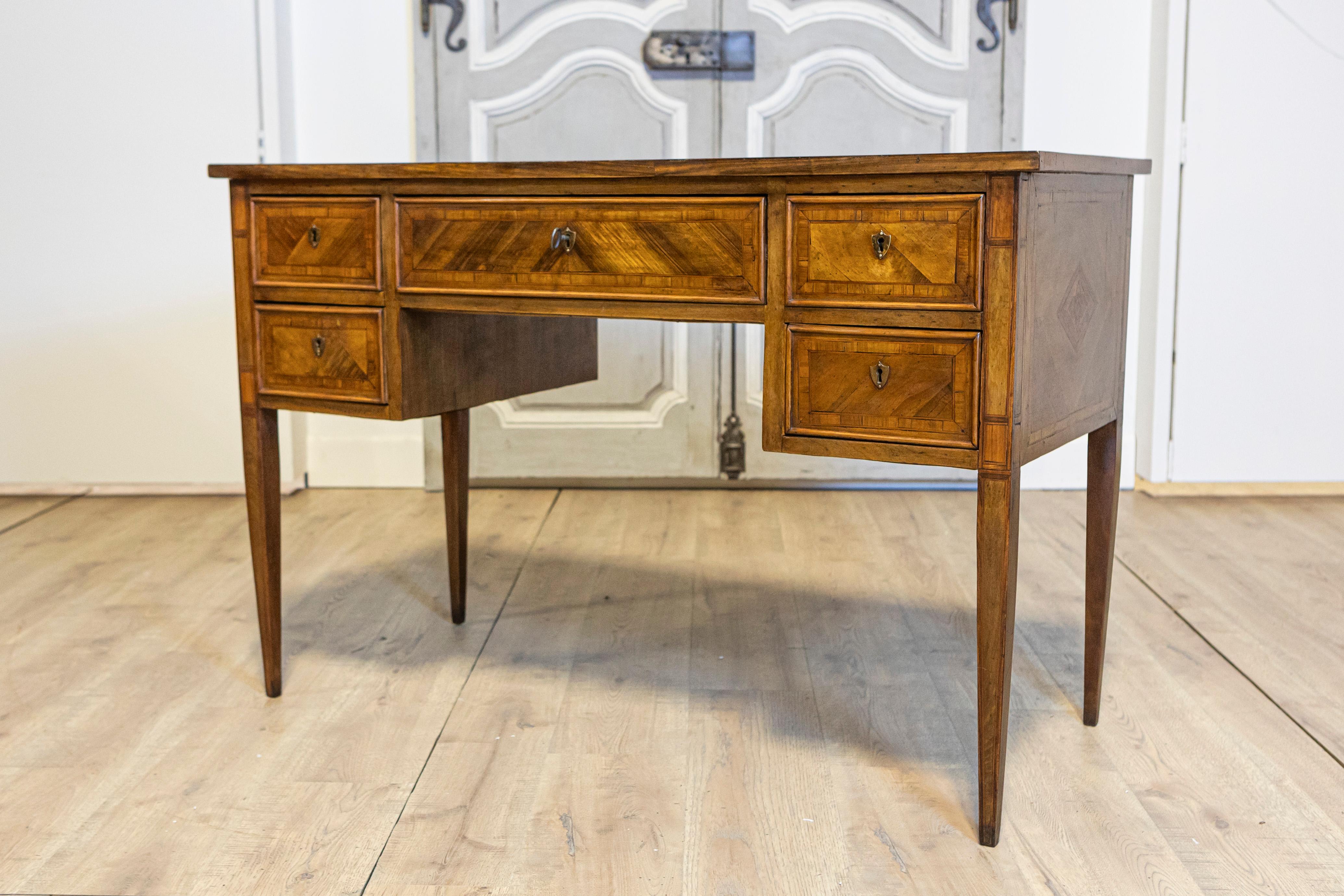 Französischer Schreibtisch aus Nussbaumholz im Louis-XVI.-Stil des 19. Jahrhunderts mit Kreuzbändern und Intarsien (Marketerie) im Angebot