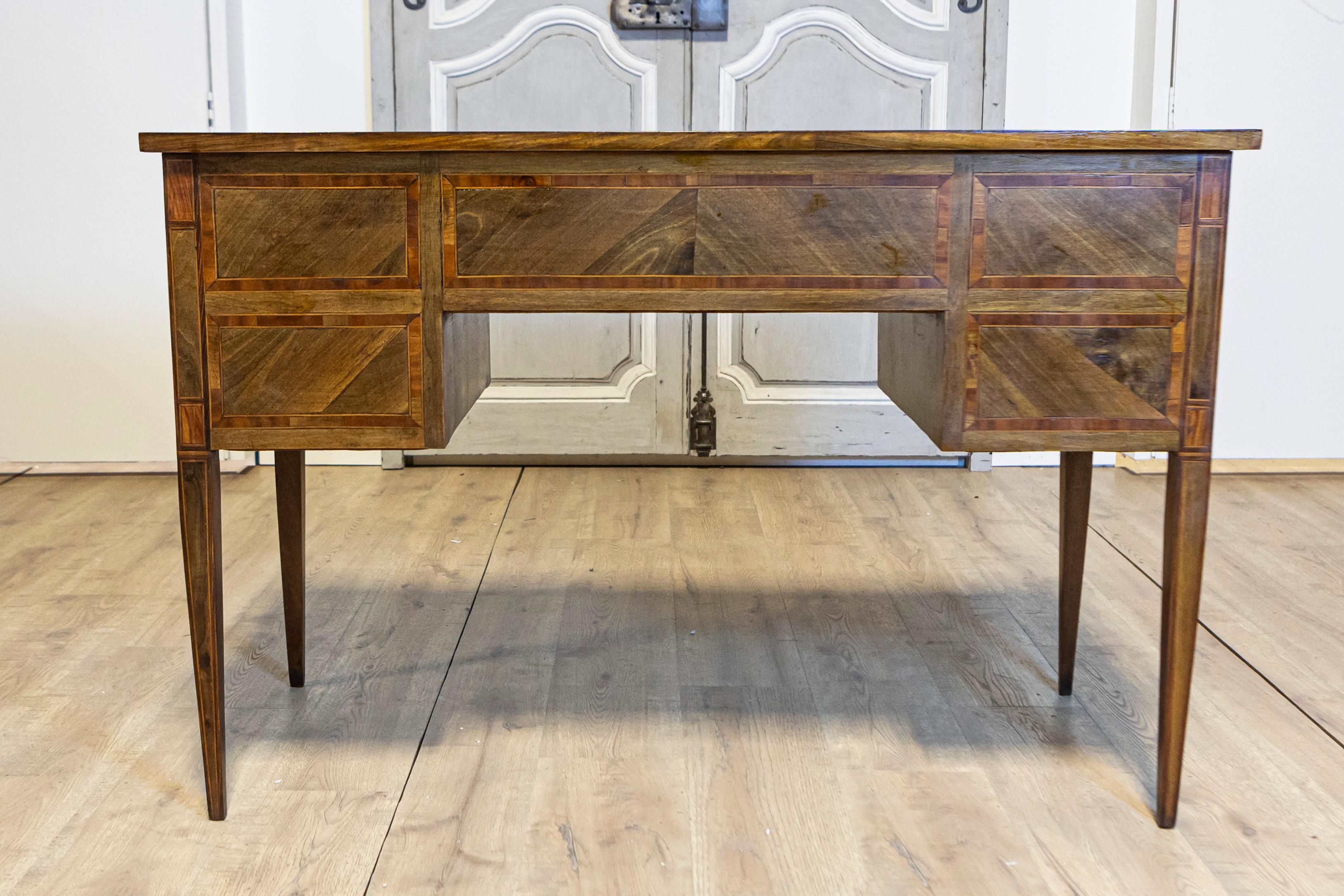 Französischer Schreibtisch aus Nussbaumholz im Louis-XVI.-Stil des 19. Jahrhunderts mit Kreuzbändern und Intarsien im Angebot 1