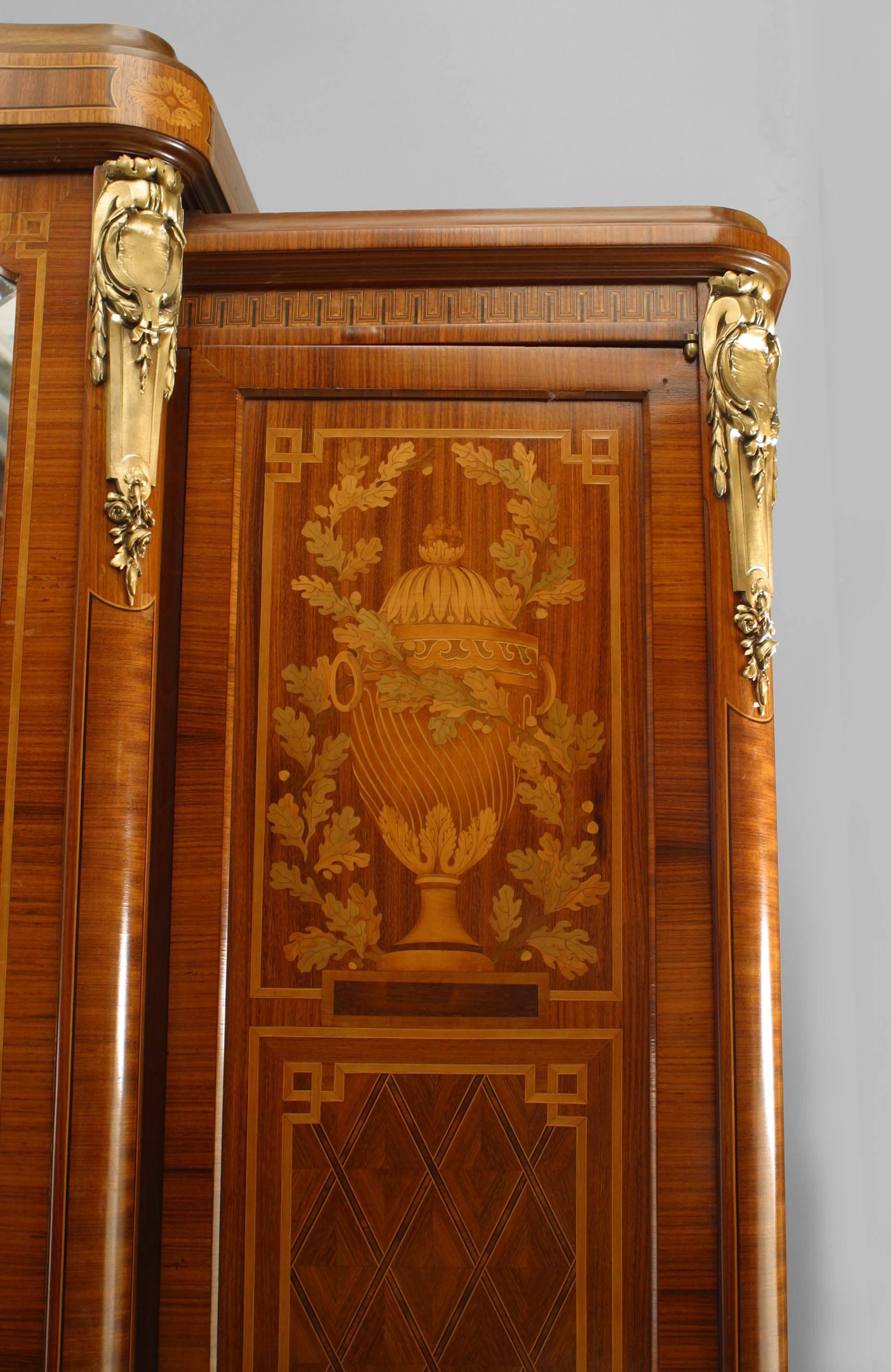 Armario francés de madera satinada estilo Luis XVI en Bueno Estado en Queens, NY
