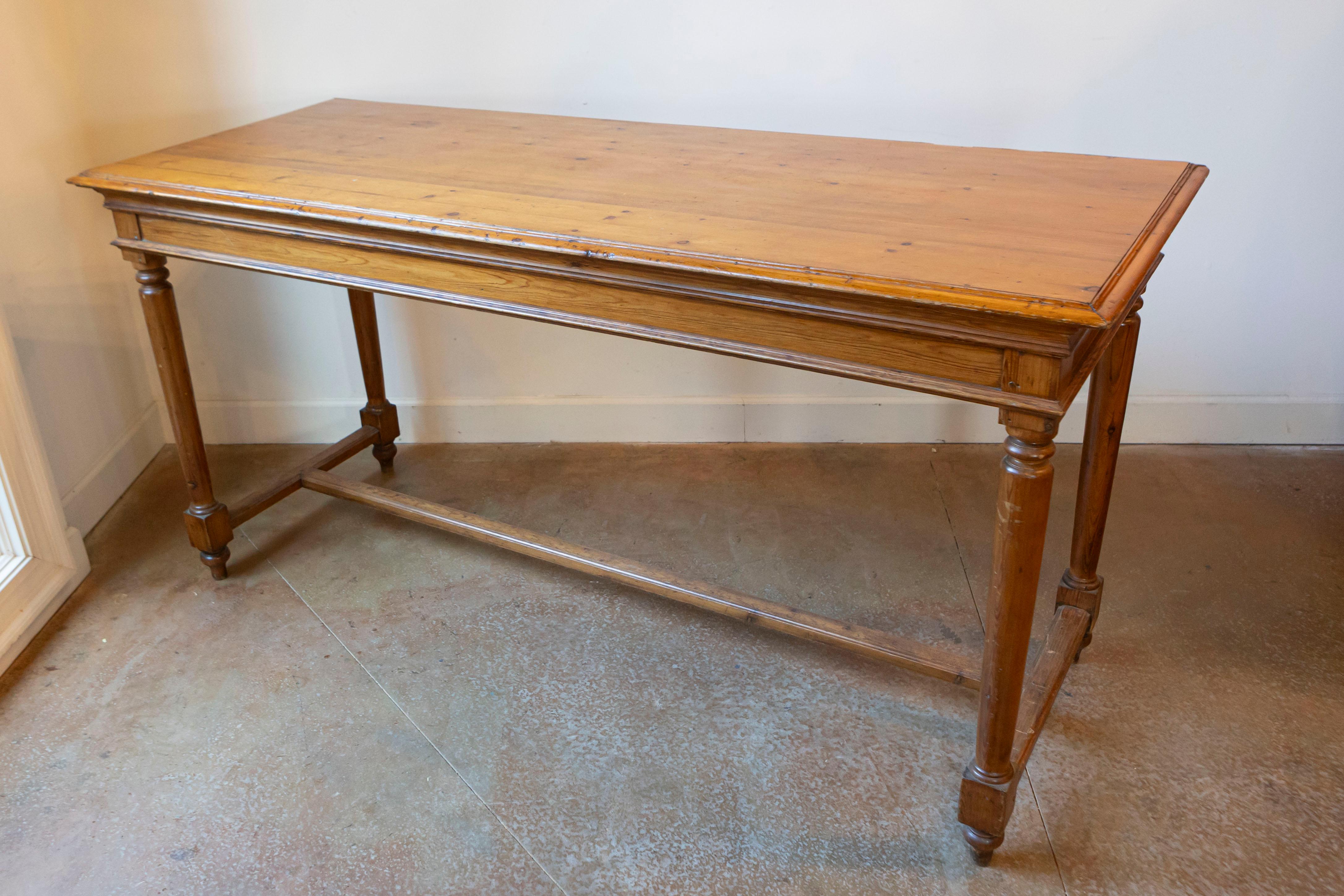 Mesa alta francesa de pino estilo Luis XVI del siglo XX Tallado en venta