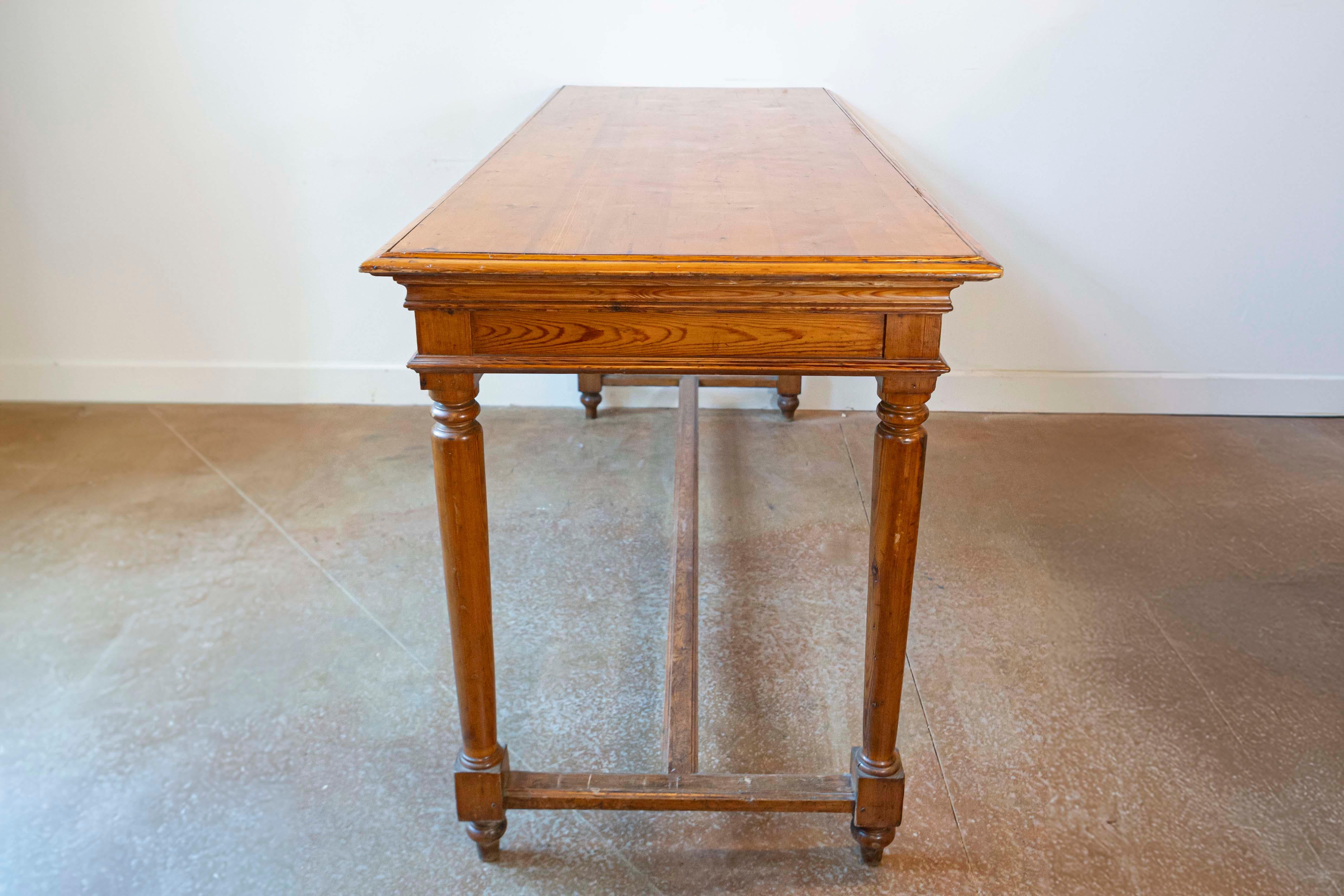 Mesa alta francesa de pino estilo Luis XVI del siglo XX en Bueno estado para la venta en Atlanta, GA