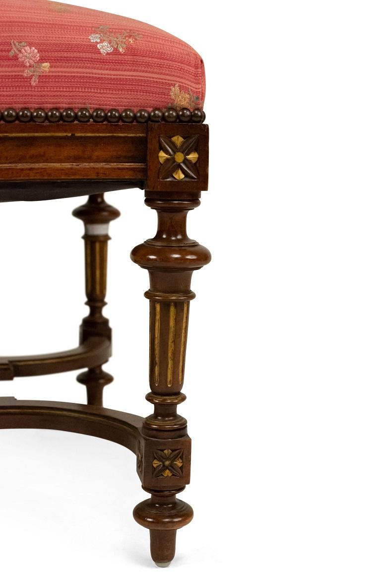 Banco cuadrado francés de nogal estilo Luis XVI 'Siglo XX Francés en venta