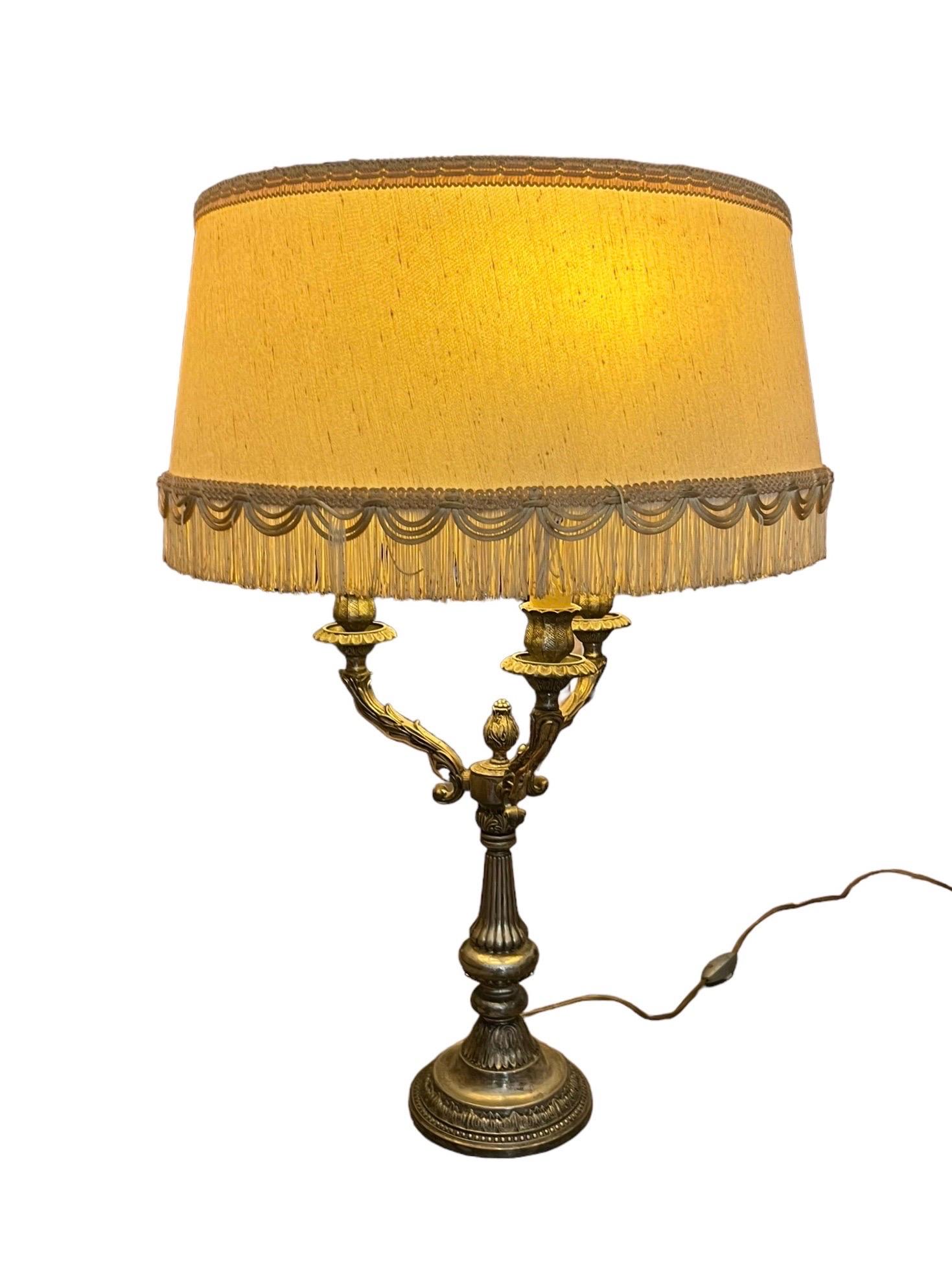 Magnificent Louis XVI style gilt silver metal lamp with three light arms decorated with a fluted shaft and pearl friezes.
Large living room lamp with 3 lights with silk lampshade and fringes.

This lamp is very decorative
Electrified

France - Mid