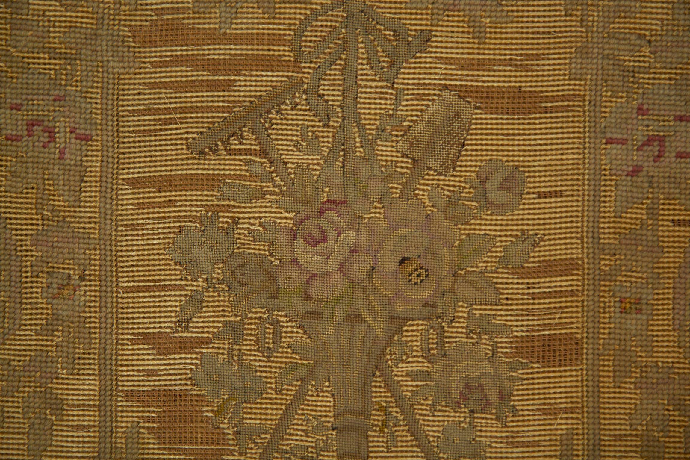 Pare-feu ancien sculpté de style Louis 16 français avec tapisserie, vers 1900 3