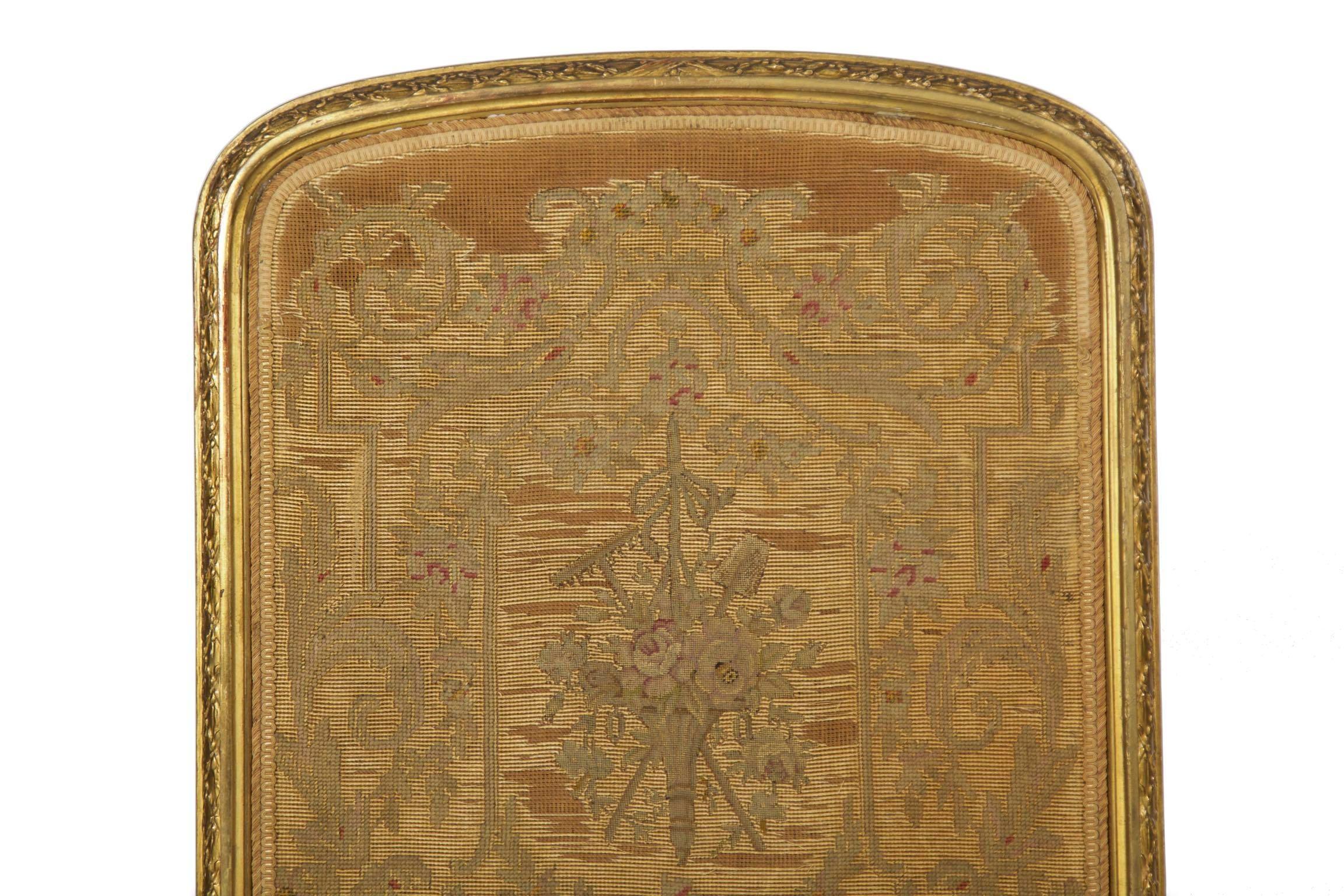 20ième siècle Pare-feu ancien sculpté de style Louis 16 français avec tapisserie, vers 1900