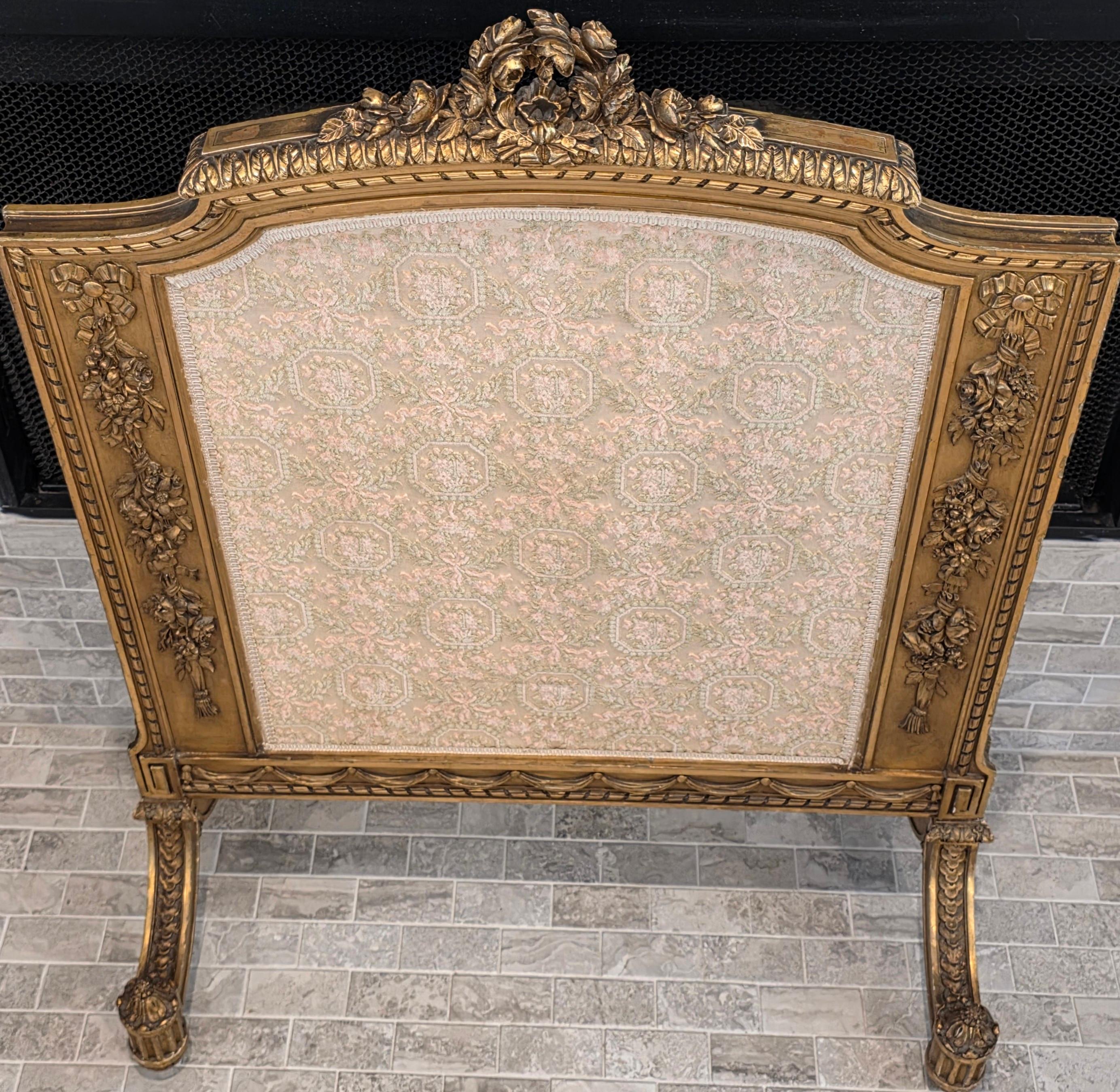 Intagliato Paravento francese per caminetto in legno dorato in stile Luigi XVI in vendita
