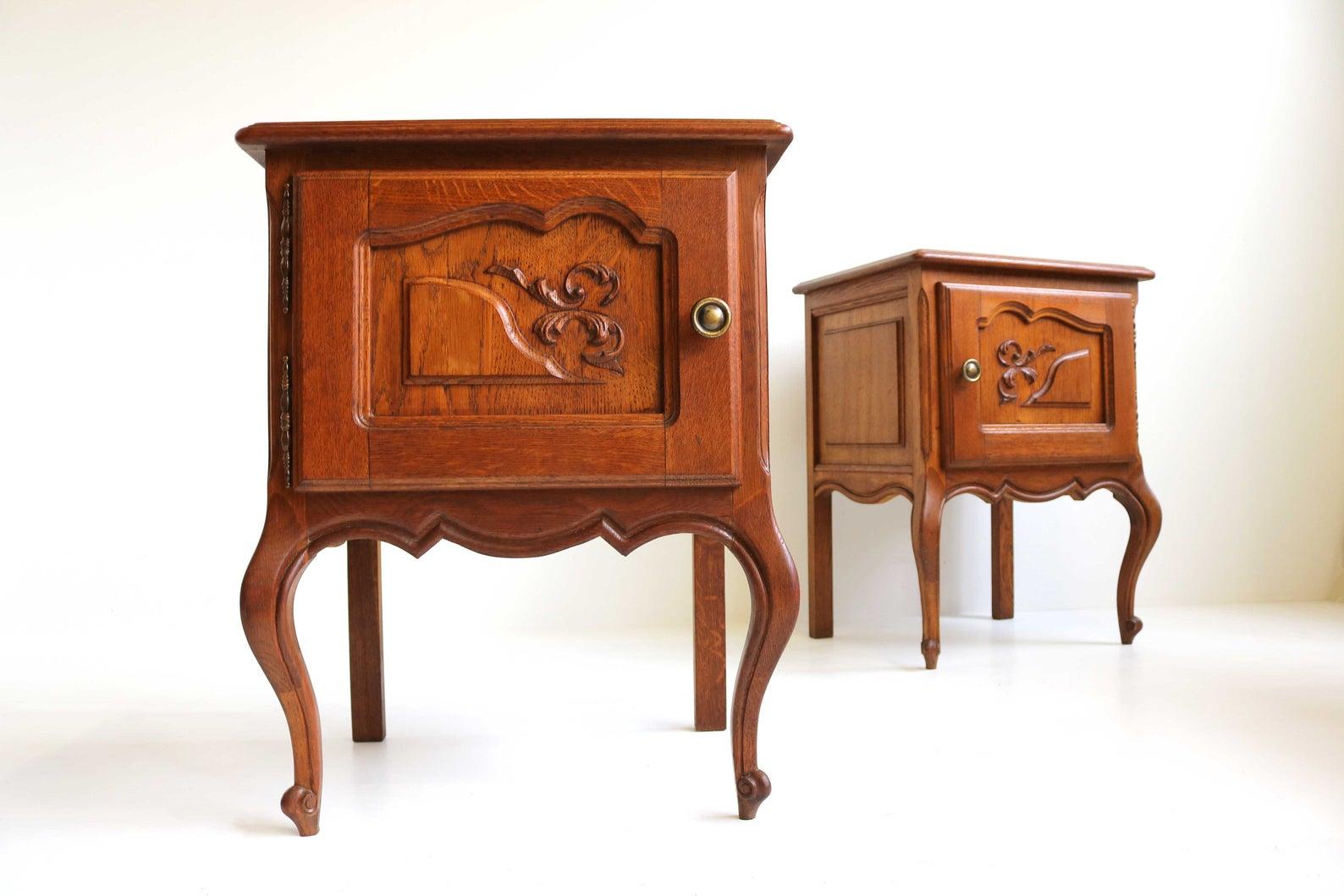 French Louis XVI Style Antique Style Carved Oak Nightstands 1960 Midcentury For Sale 5