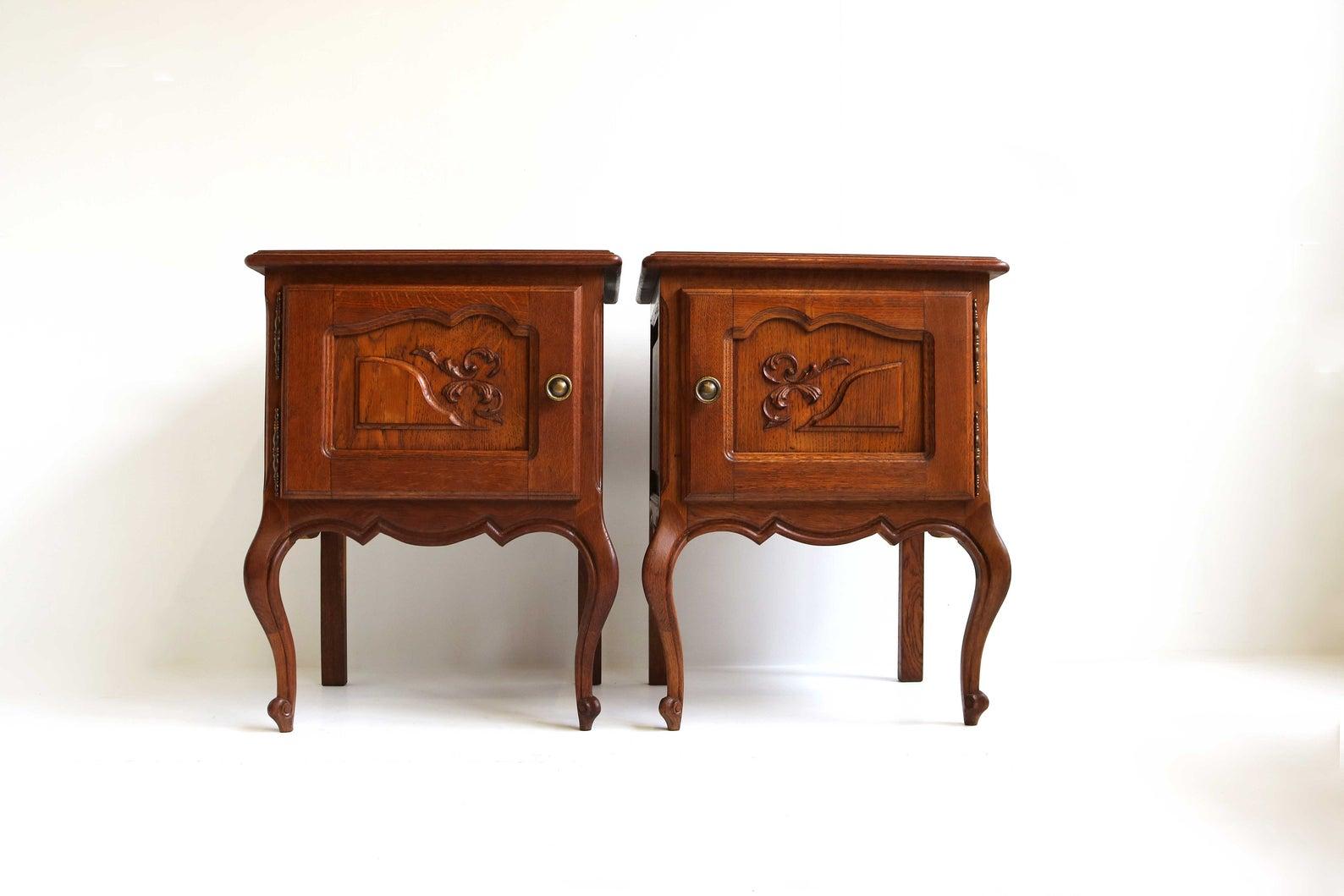 Oak couple / pair of midcentury wooden French Louis XV style doors night stands bedside table end tables side tables 1960

Two beautiful oak bedside tables!
Classic these 1960 French Louis XV style nightstands.
With decorative hand carved