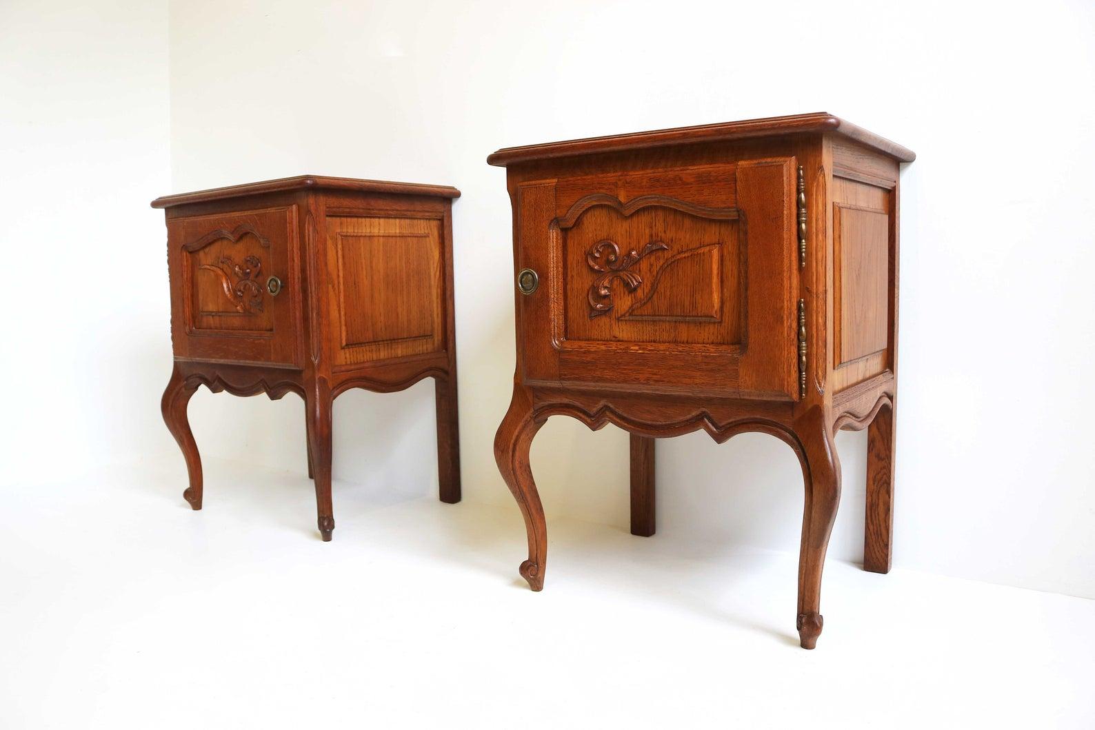 French Louis XVI Style Antique Style Carved Oak Nightstands 1960 Midcentury In Good Condition For Sale In Ijzendijke, NL