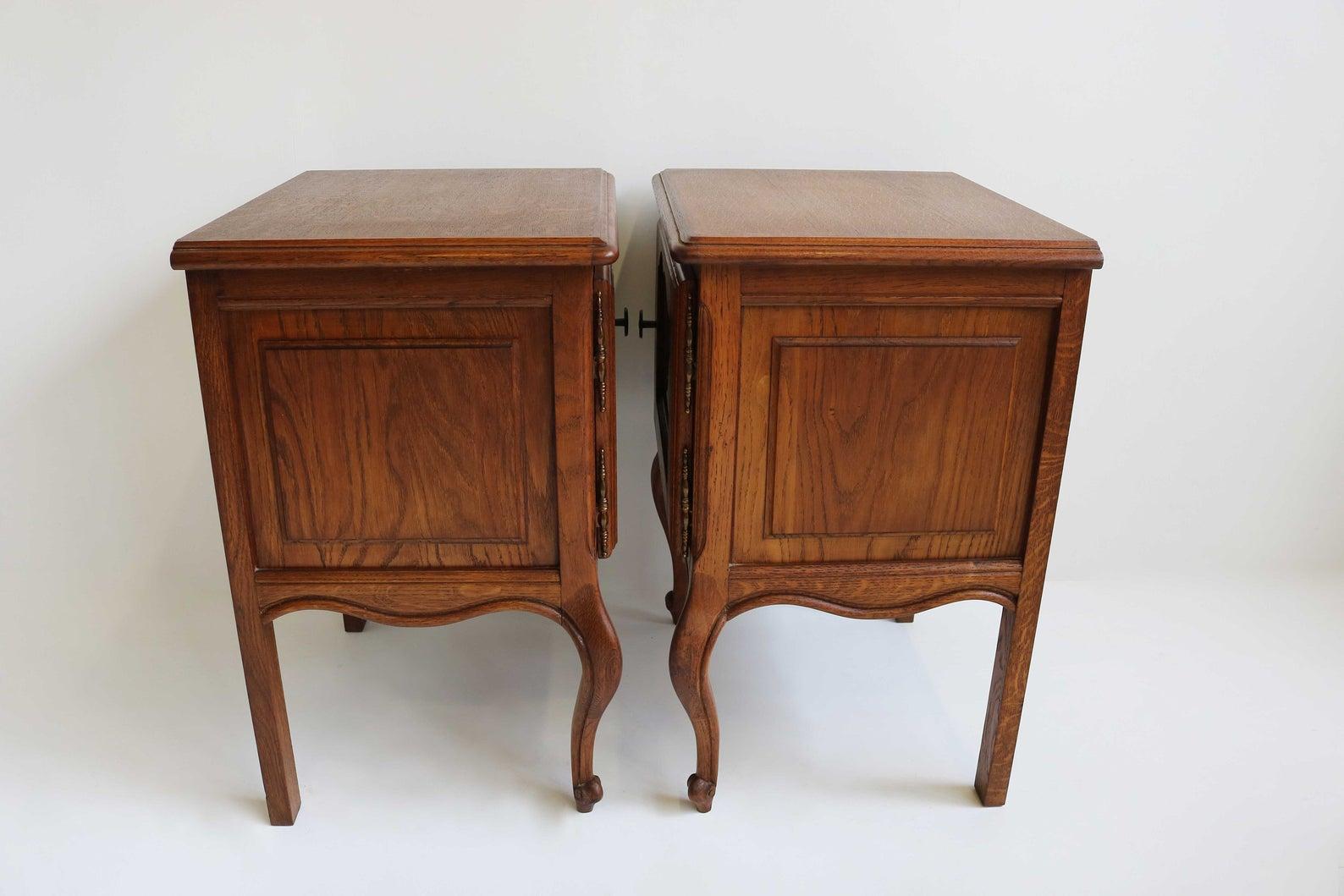 French Louis XVI Style Antique Style Carved Oak Nightstands 1960 Midcentury For Sale 1