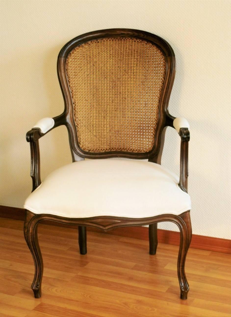 Cabrio-Sessel im Louis-XVI-Stil aus massivem Nussbaumholz, fein geschnitzt, mit geschnitzter Rückenlehne, Frankreich, 1900-1910. Der Stuhl wurde neu gepolstert in cremefarbenem 100% Leinen, die ursprüngliche Oberfläche ist sehr gut