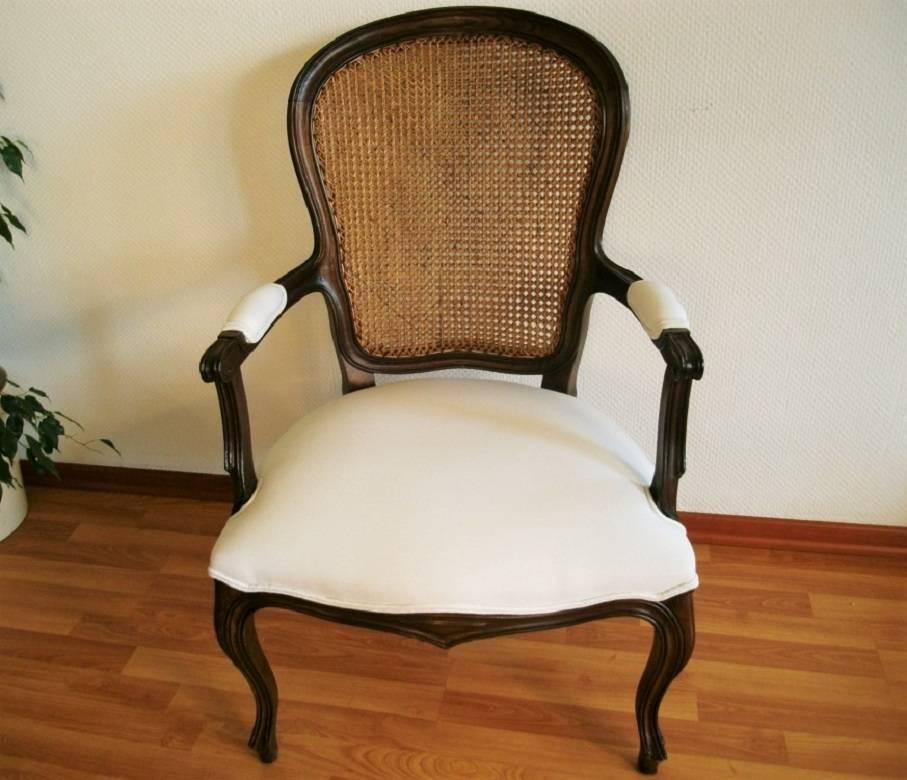 French Louis XVI Style Armchair Carved Walnut with Caned Backrest In Good Condition For Sale In Frankfurt am Main, DE