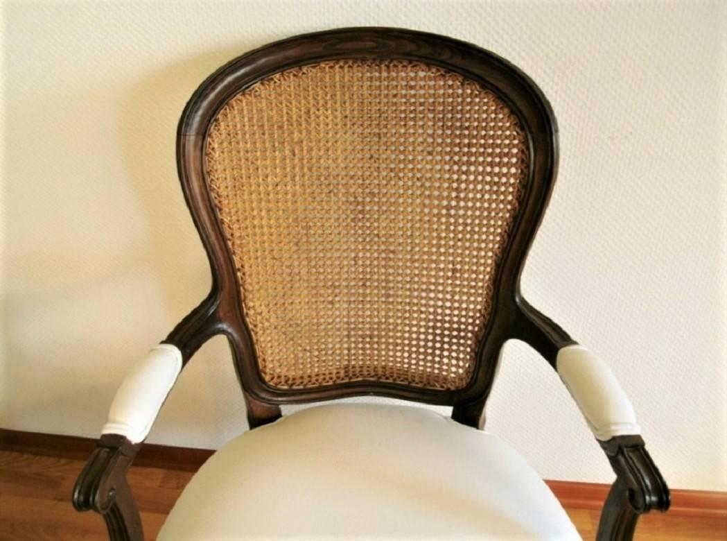 Französischer Sessel im Louis XVI-Stil aus geschnitztem Nussbaum mit geschnitzter Rückenlehne (Geschnitzt) im Angebot