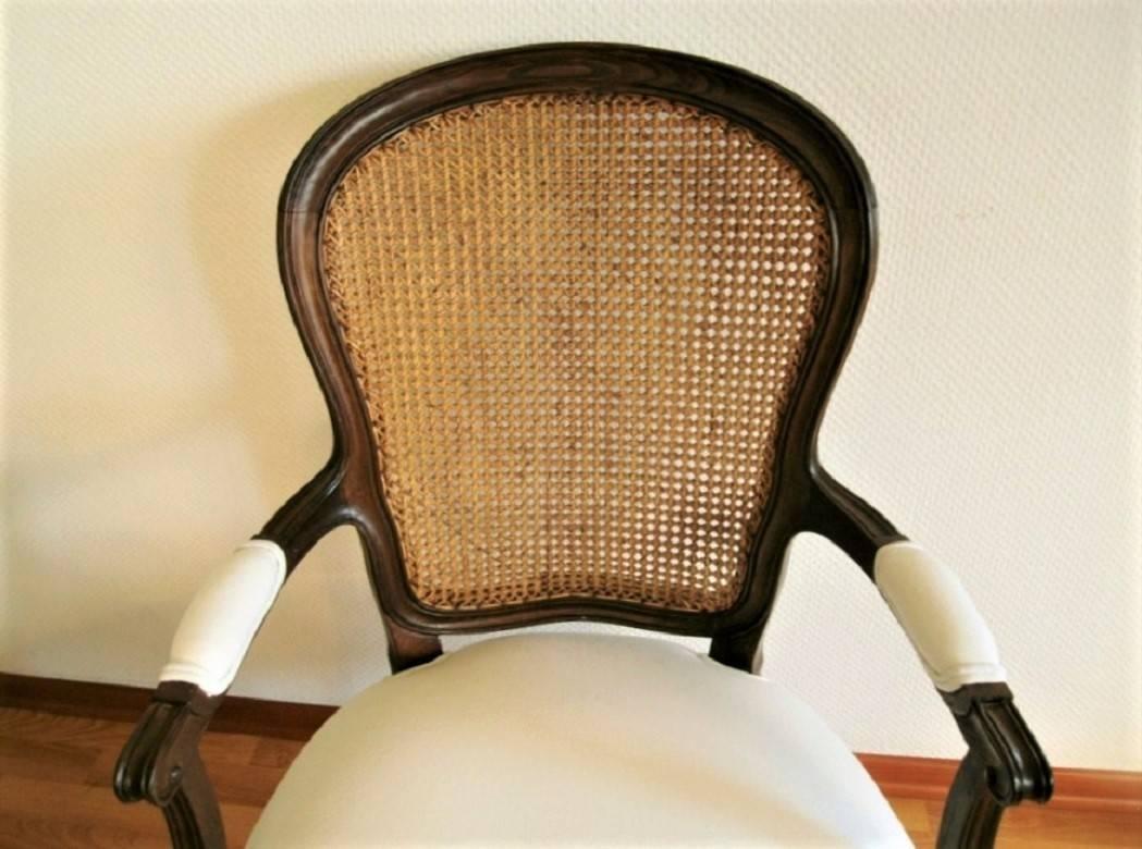 Sillón Francés Estilo Luis XVI Nogal Tallado con Respaldo de Caña siglo XX en venta