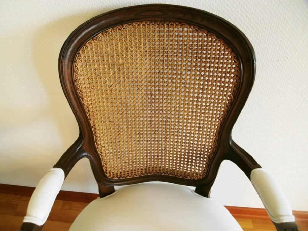 Sillón Francés Estilo Luis XVI Nogal Tallado con Respaldo de Caña Lino en venta