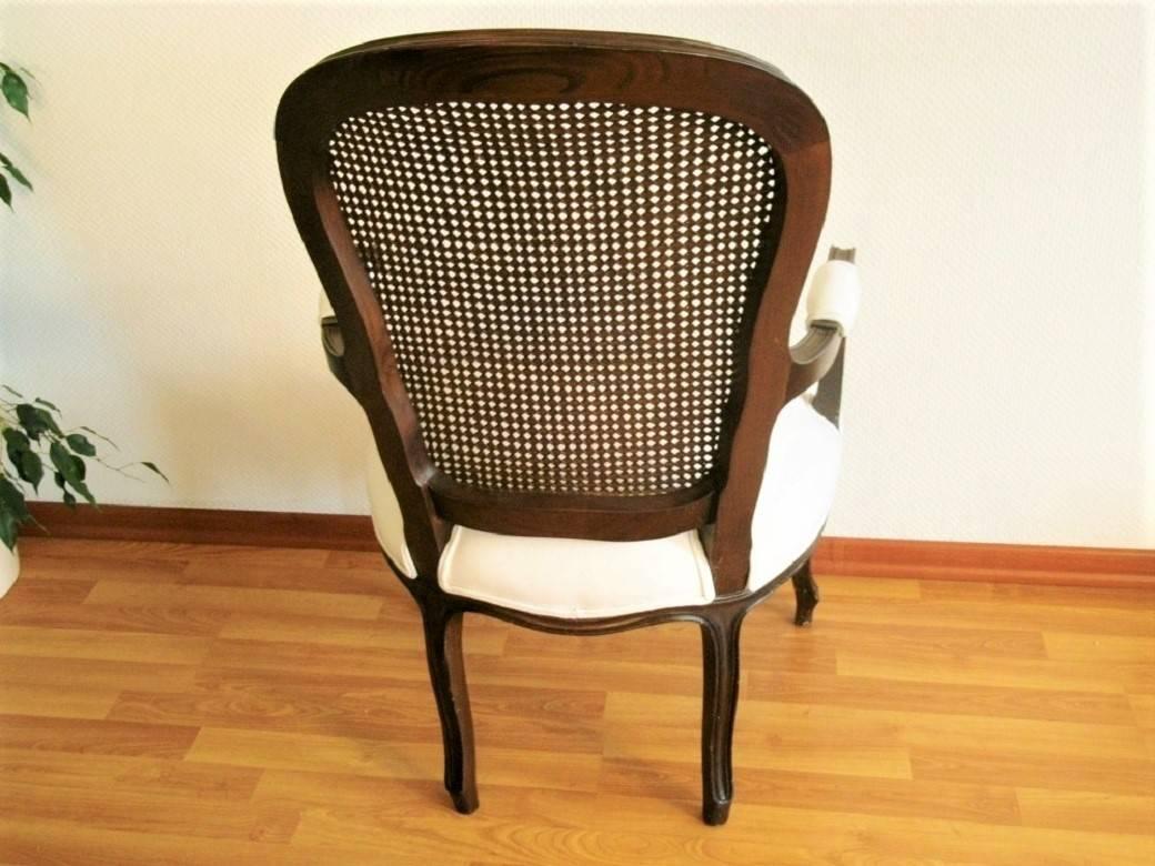 Sillón Francés Estilo Luis XVI Nogal Tallado con Respaldo de Caña en venta 3