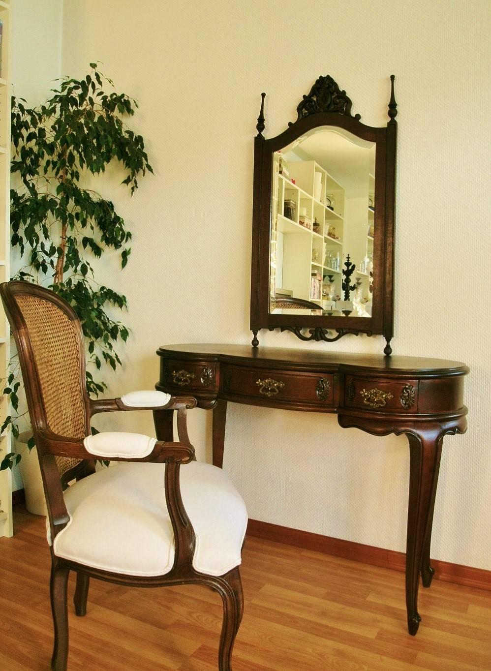 Sillón Francés Estilo Luis XVI Nogal Tallado con Respaldo de Caña en venta 4