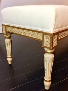 Banquette im französischen Louis-XVI.-Stil, aus cremefarbenem Leinwand, grauem und vergoldetem, patiniertem Holz