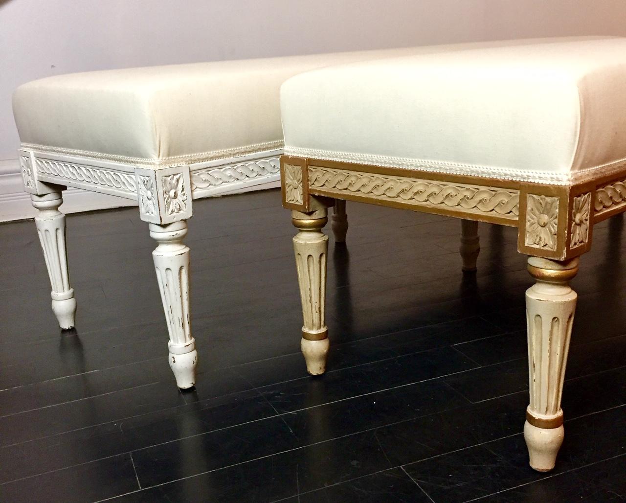 French Louis XVI Style Banquette, Off-White Canvas, White Patinated Wood For Sale 1