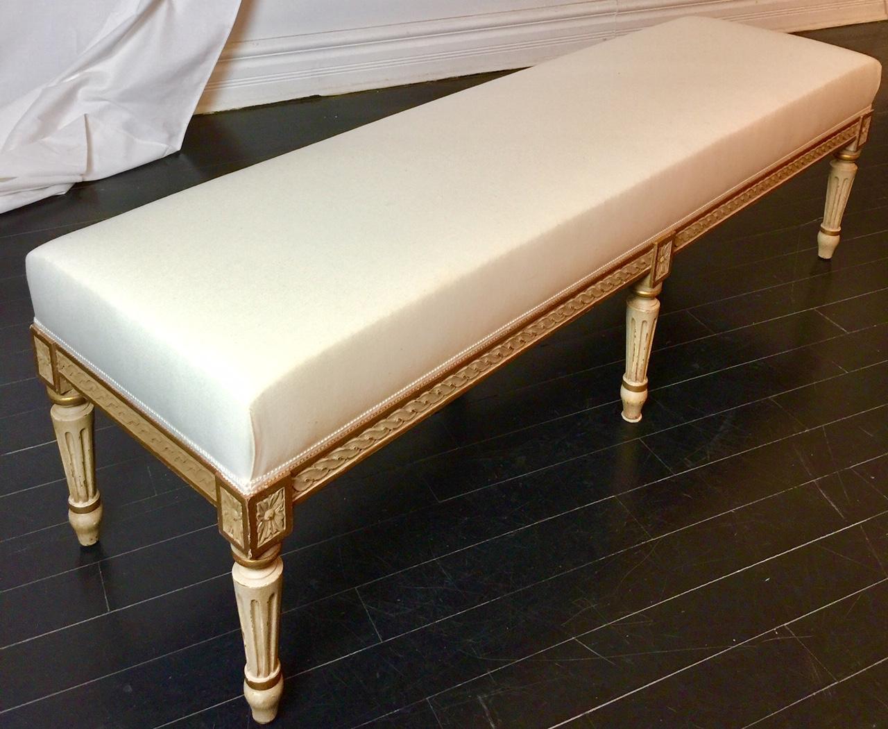 French Louis XVI Style Banquette, Off-White Canvas, White Patinated Wood For Sale 3