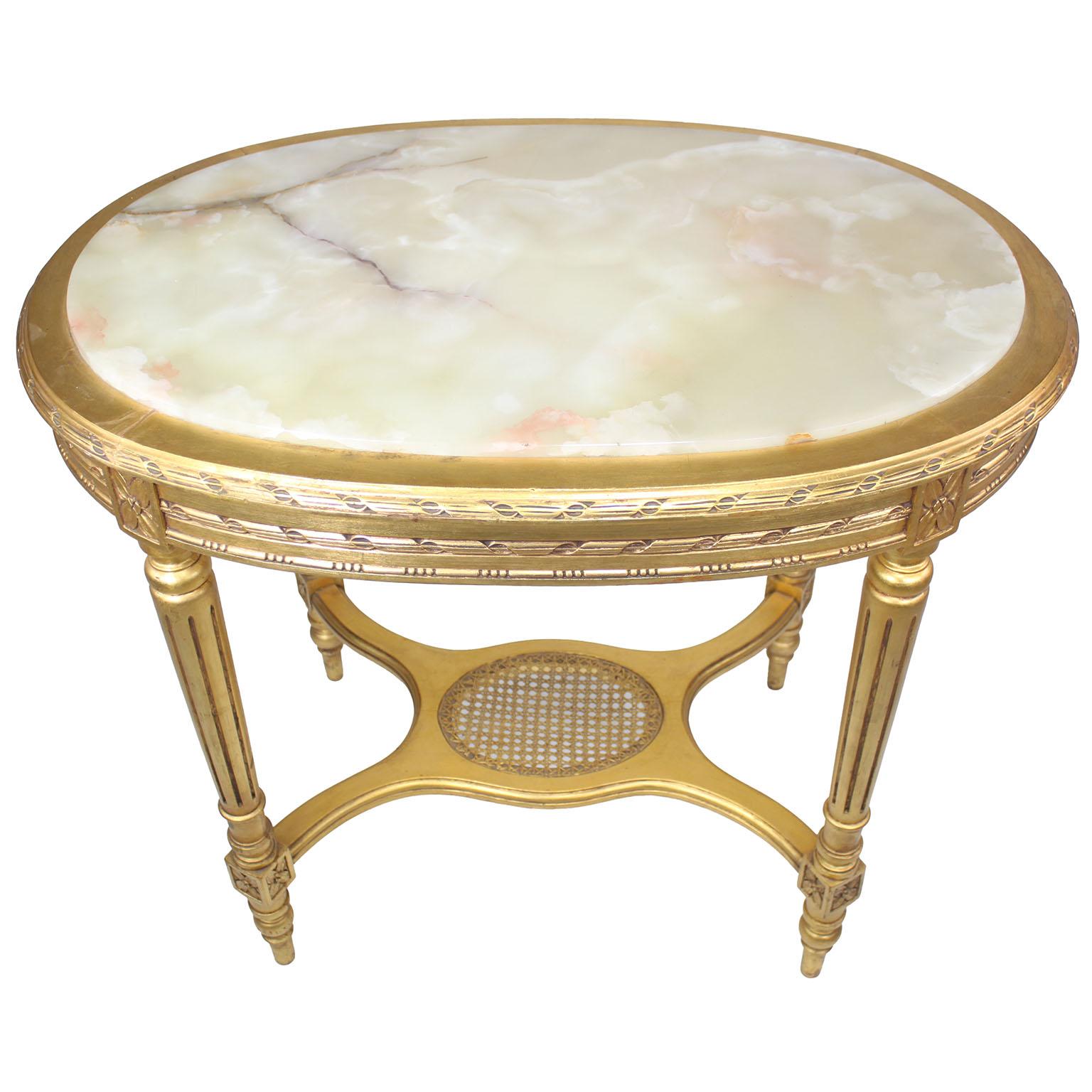Français Table centrale ovale en bois doré sculpté de style Louis XVI Belle Époque avec plateau en onyx en vente