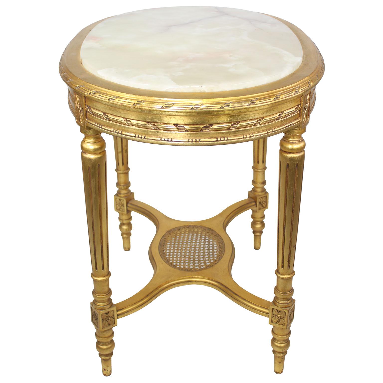 Sculpté à la main Table centrale ovale en bois doré sculpté de style Louis XVI Belle Époque avec plateau en onyx en vente