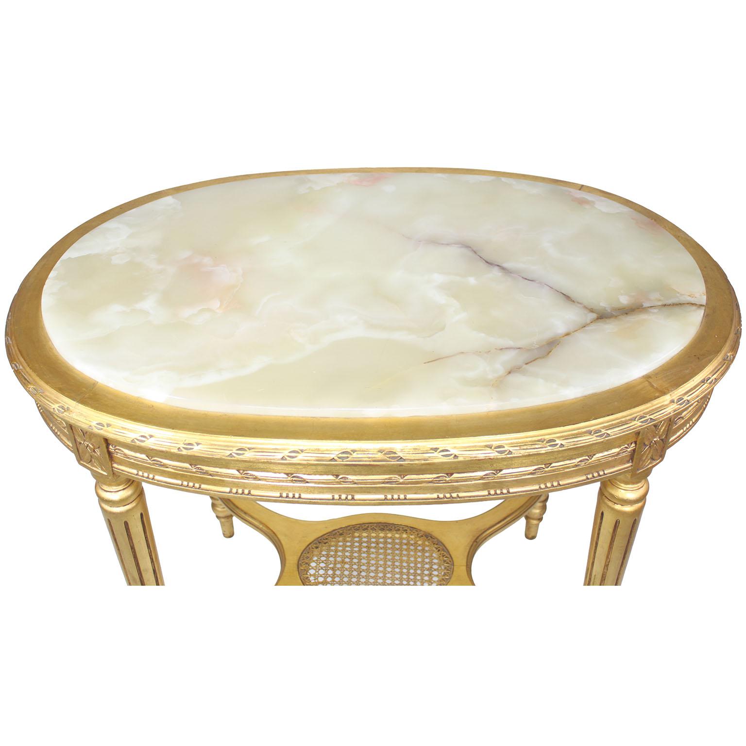 20ième siècle Table centrale ovale en bois doré sculpté de style Louis XVI Belle Époque avec plateau en onyx en vente