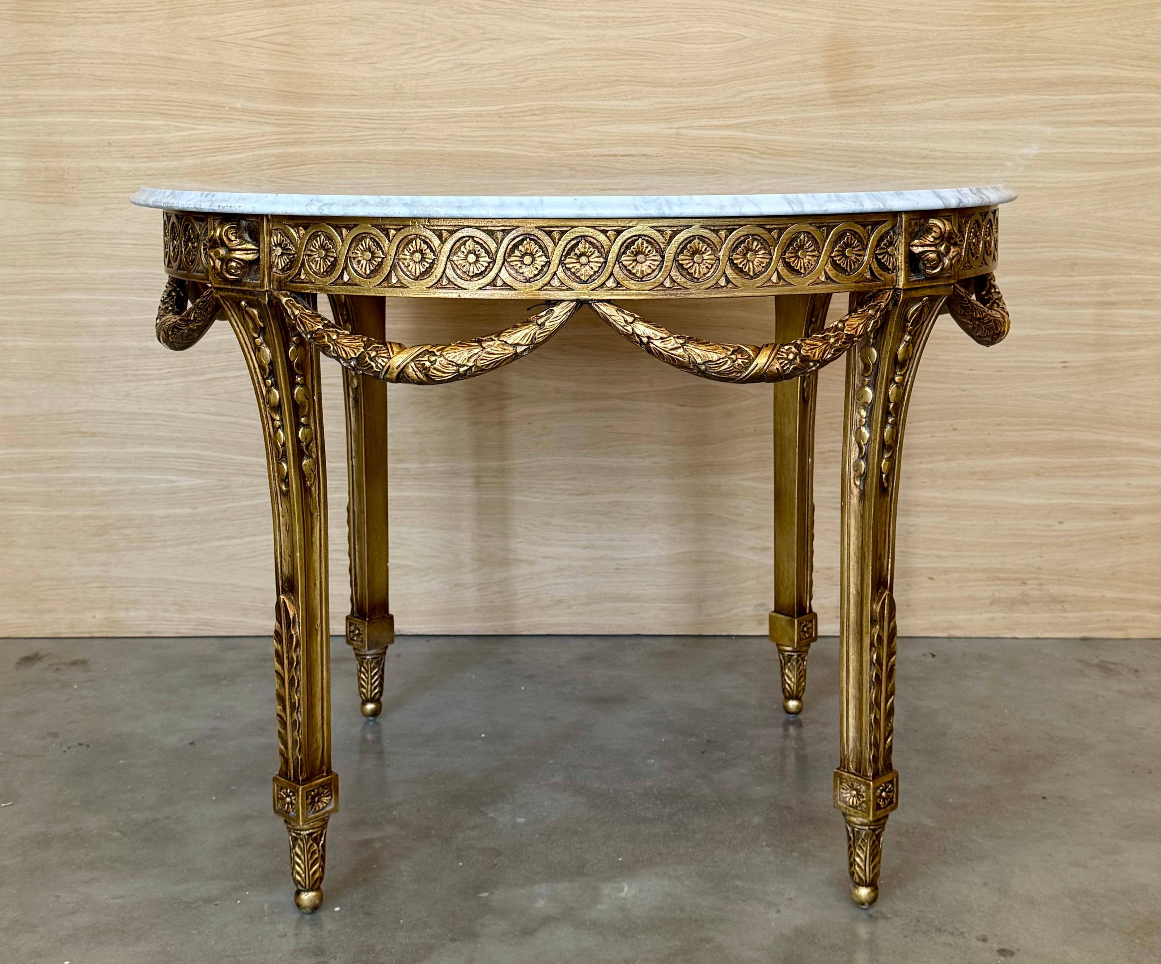 Mesa de centro ovalada tallada en madera dorada, estilo Luis XVI francés 