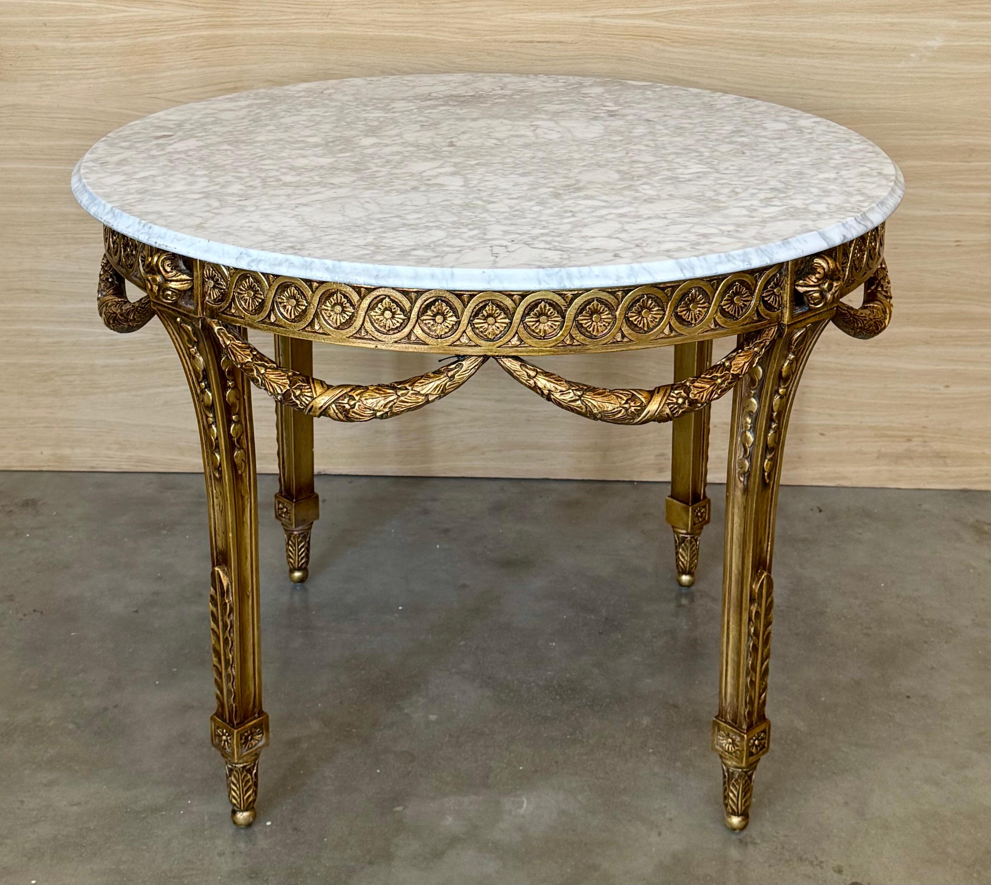 Mesa de centro ovalada estilo Luis XVI Belle Époque de madera dorada tallada con tapa de mármol Francés en venta
