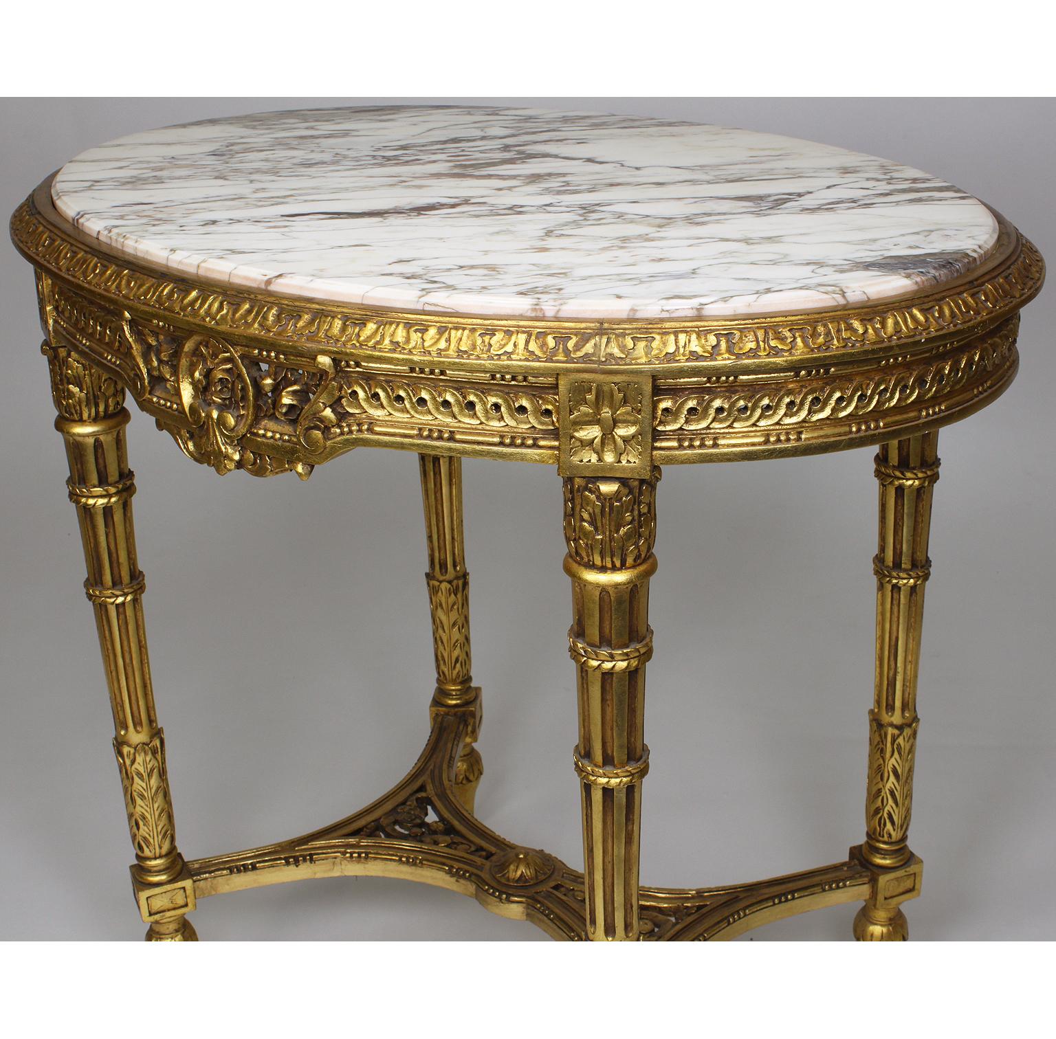 Französischer Louis XVI Stil Belle Époque Ovaler Tisch mit geschnitzter Marmorplatte aus Giltholz (Louis XVI.) im Angebot