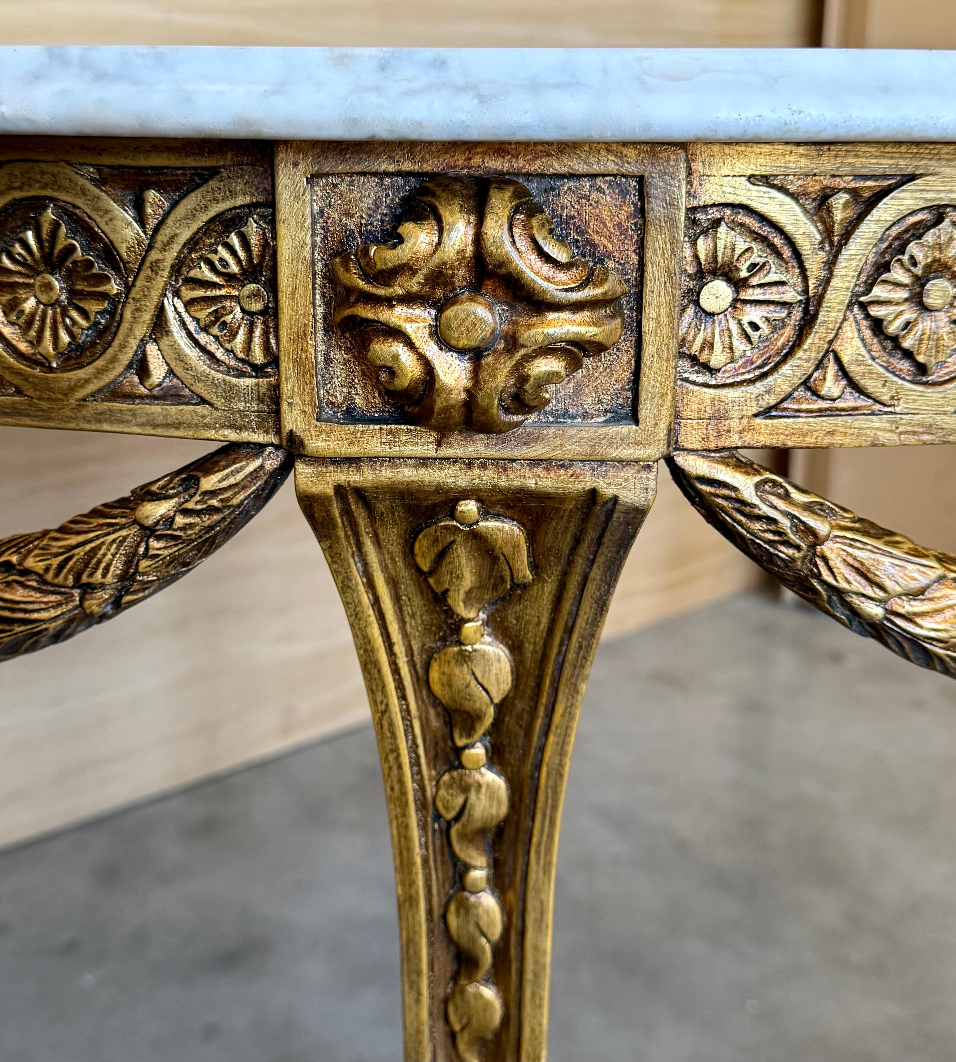 Mesa de centro ovalada estilo Luis XVI Belle Époque de madera dorada tallada con tapa de mármol en Bueno estado para la venta en Miami, FL