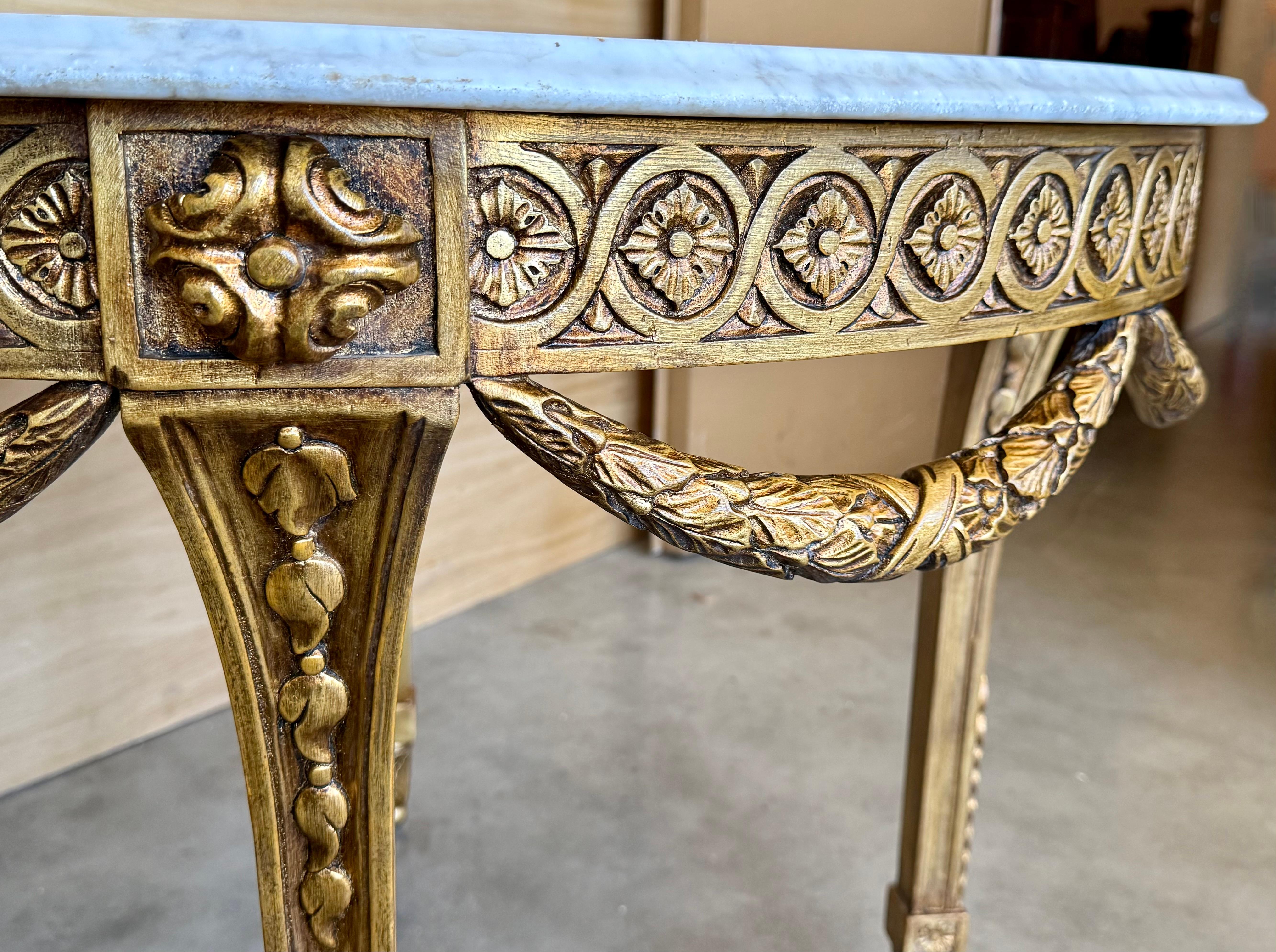 Mesa de centro ovalada estilo Luis XVI Belle Époque de madera dorada tallada con tapa de mármol siglo XIX en venta