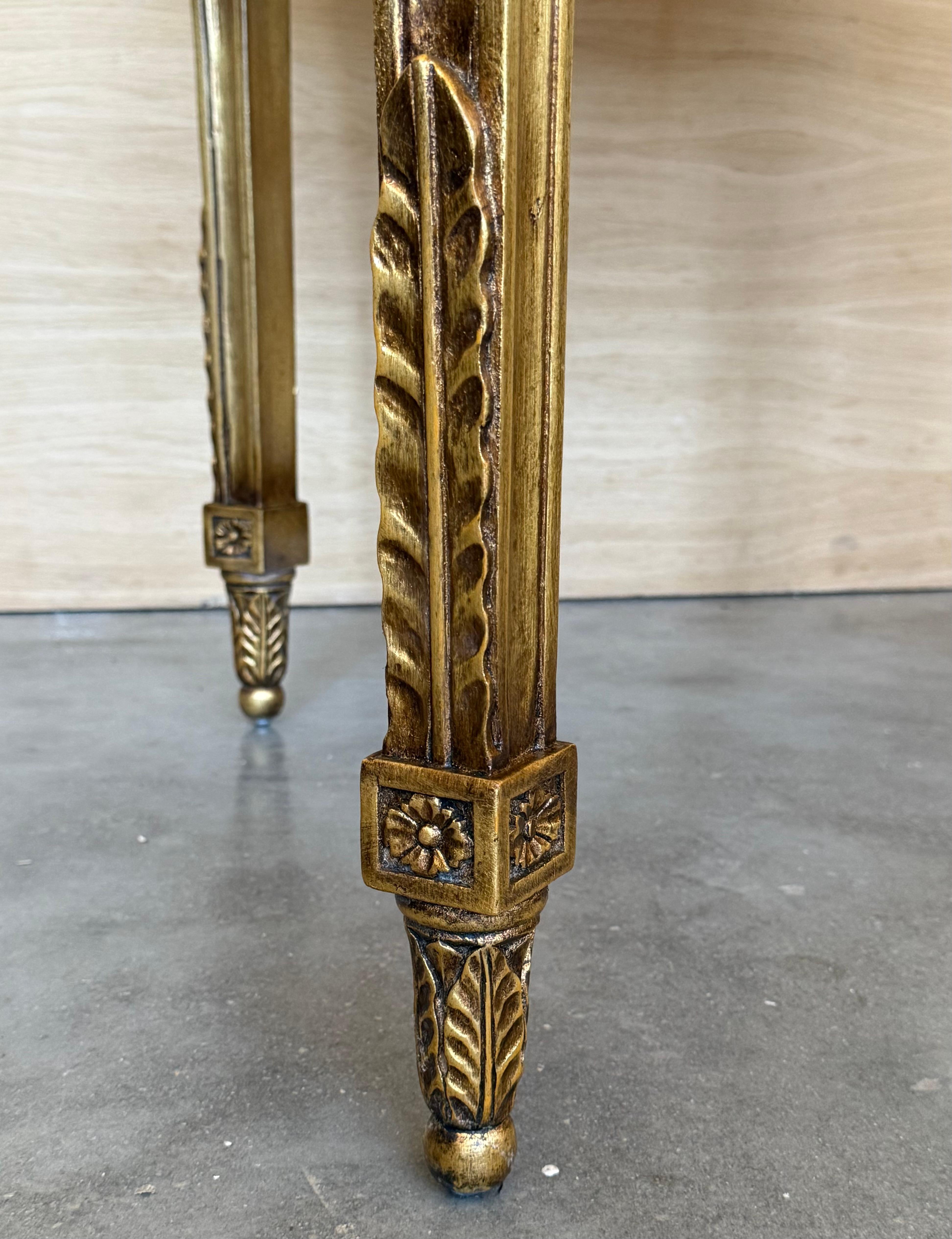 Mesa de centro ovalada estilo Luis XVI Belle Époque de madera dorada tallada con tapa de mármol Madera dorada en venta