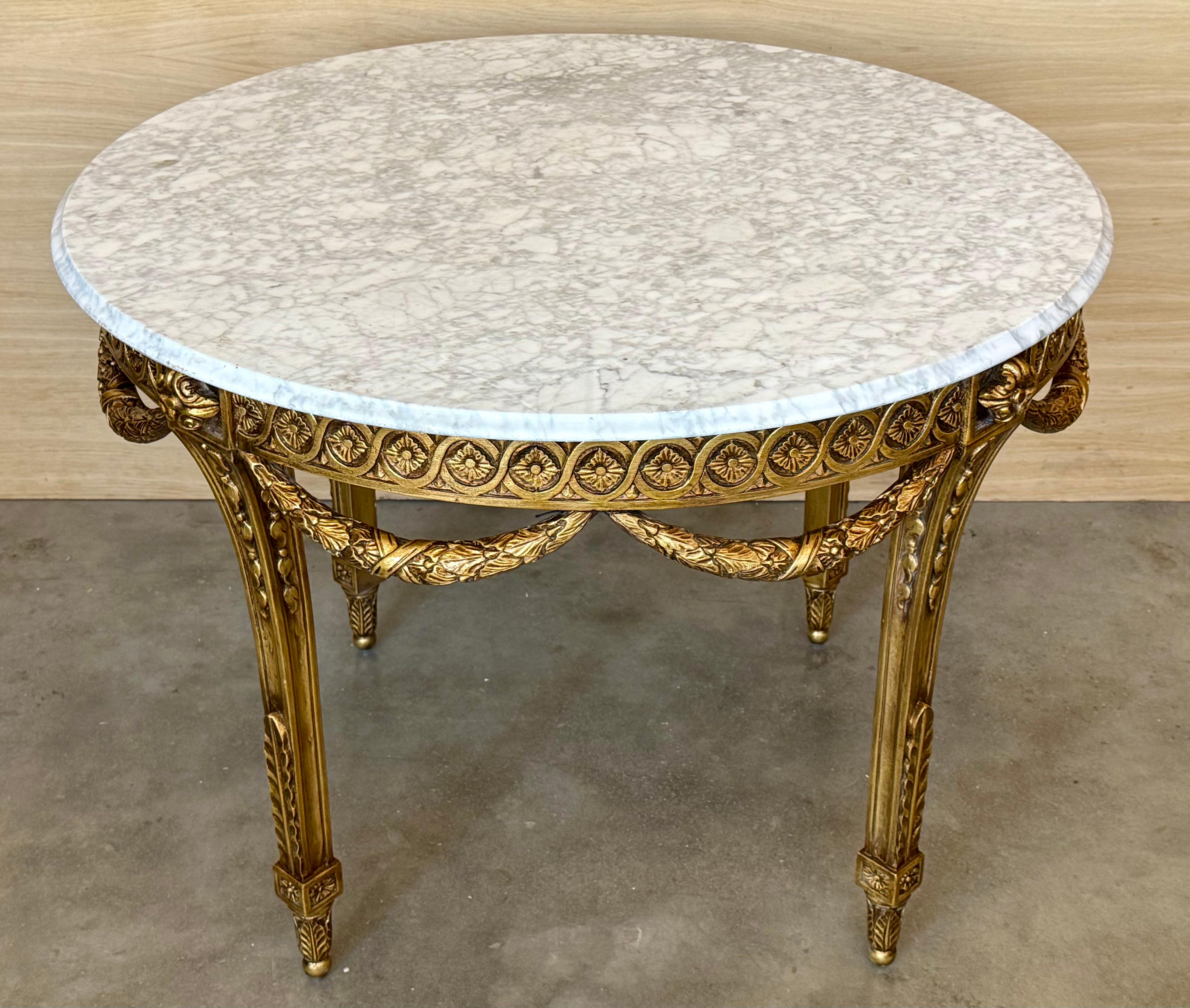 Mesa de centro ovalada estilo Luis XVI Belle Époque de madera dorada tallada con tapa de mármol en venta 1