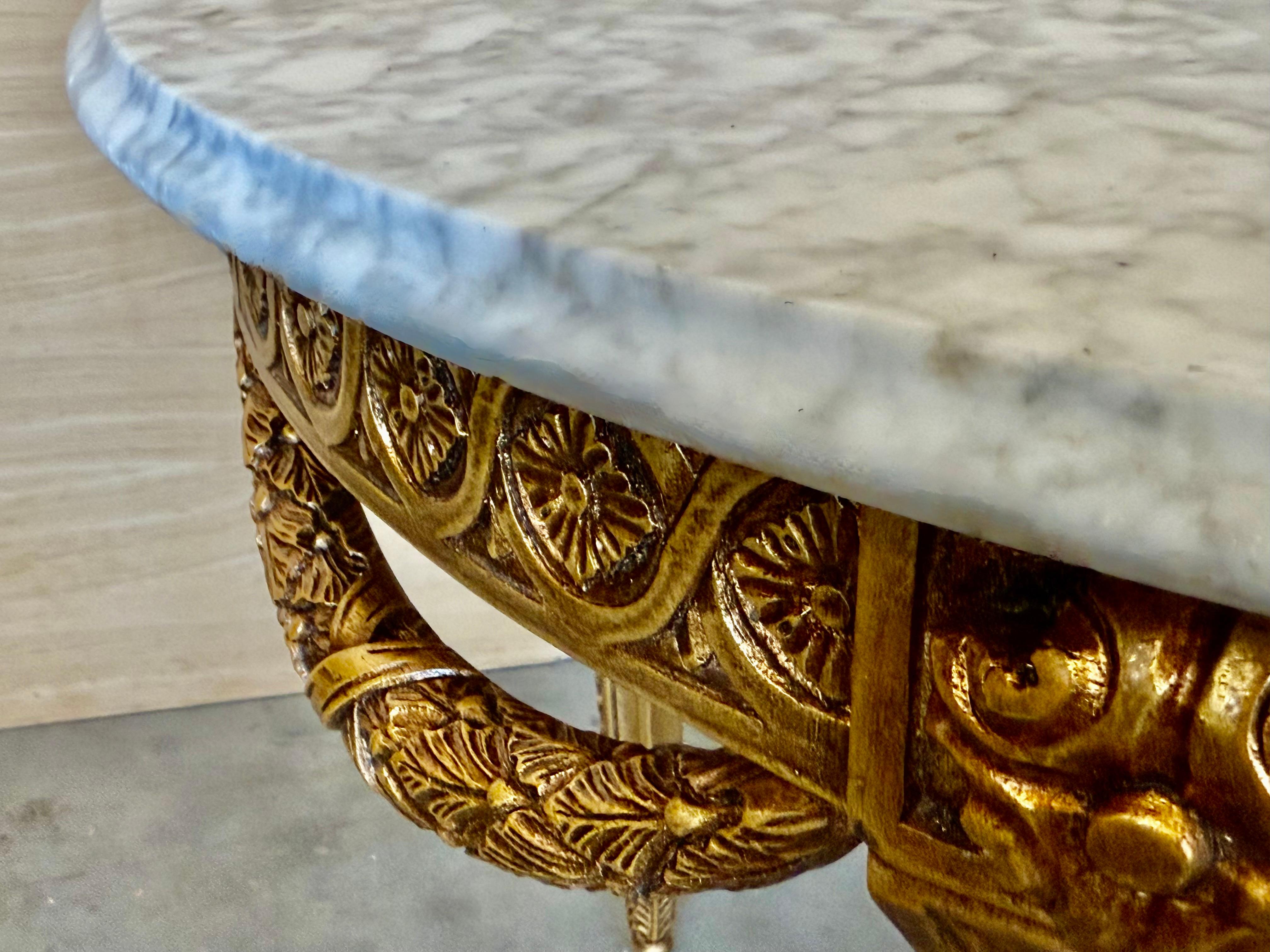 Mesa de centro ovalada estilo Luis XVI Belle Époque de madera dorada tallada con tapa de mármol en venta 2