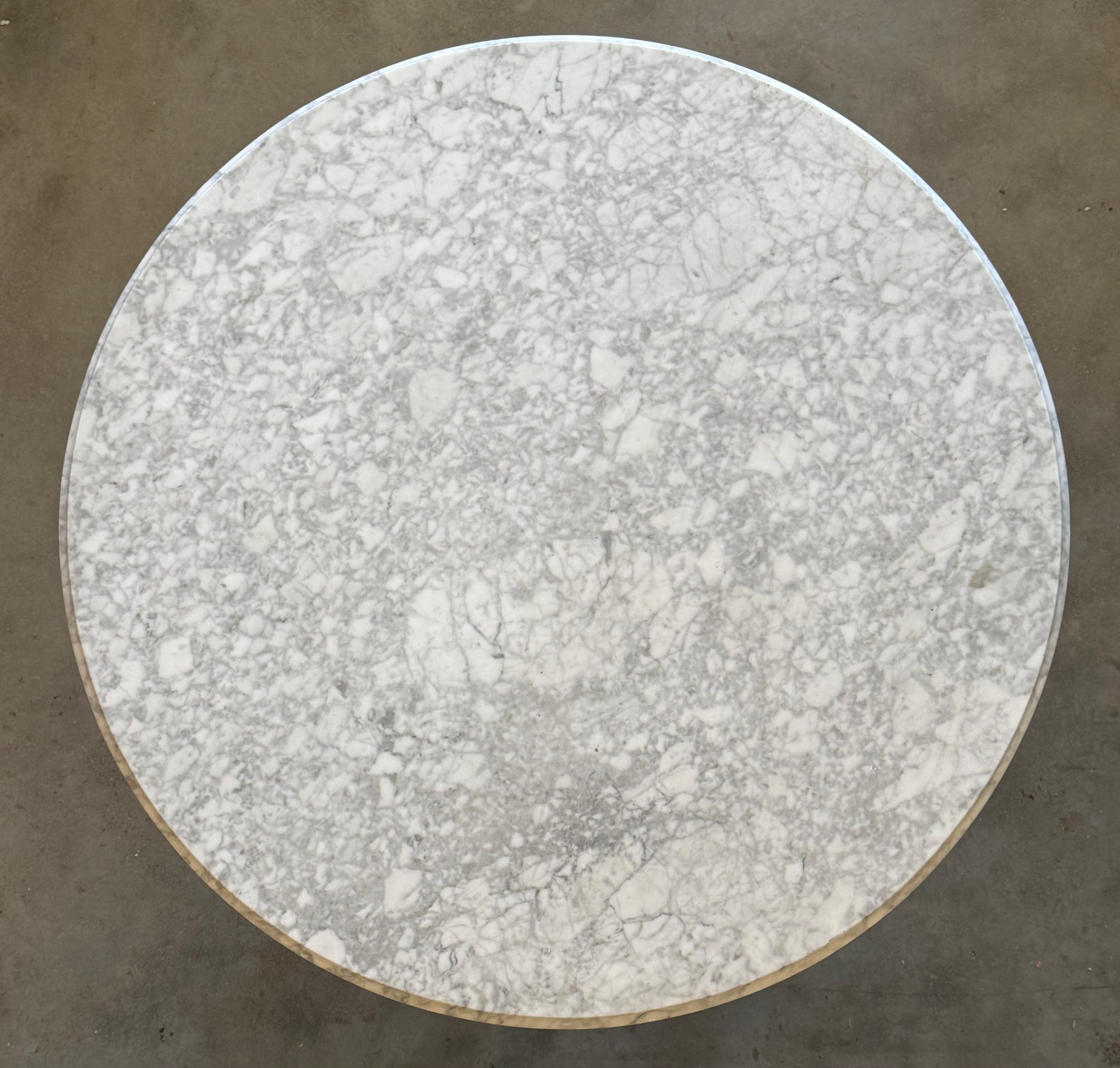 Mesa de centro ovalada estilo Luis XVI Belle Époque de madera dorada tallada con tapa de mármol en venta 3